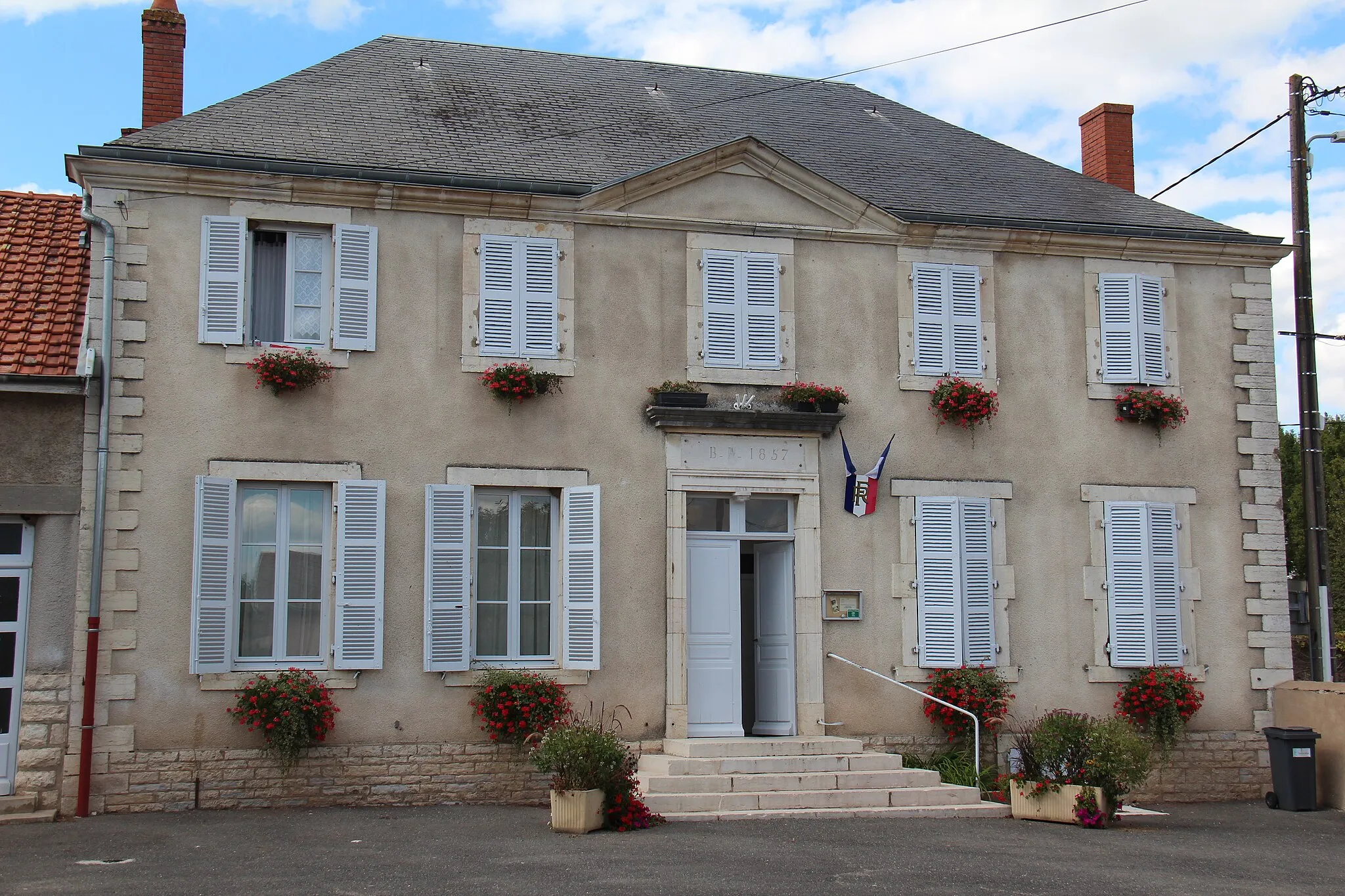 Photo showing: Mairie de Pagny-la-Ville (Côte-d'Or, France). Le bureau, la bibliothèque et la salle du conseil municipal sont au rez de chaussée. À l'étage, un appartement privé.