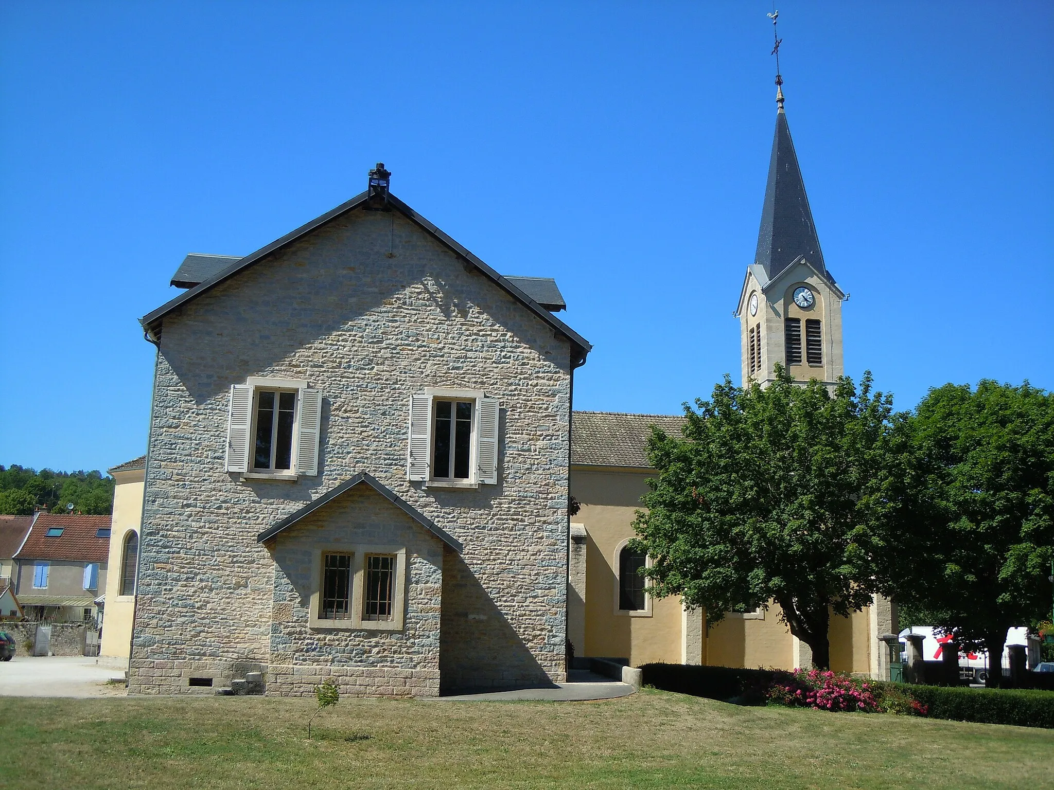 Photo showing: Velars-sur-Ouche : mairie et église Saint-Blaise