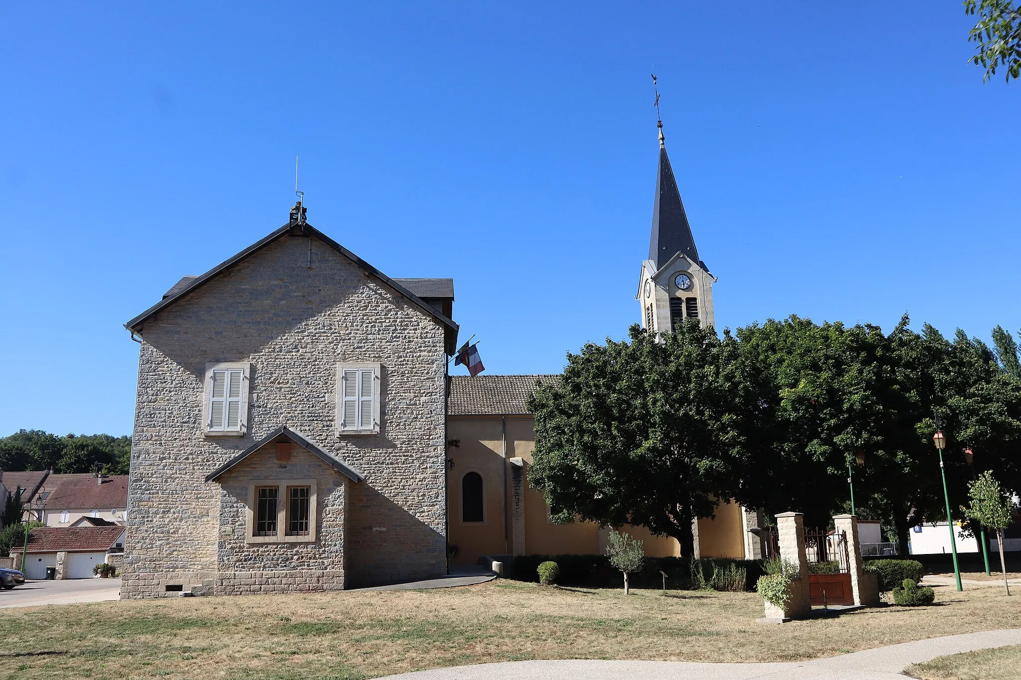 Photo showing: Mairie et église de Velars-sur-Ouche (Côte-d'Or).