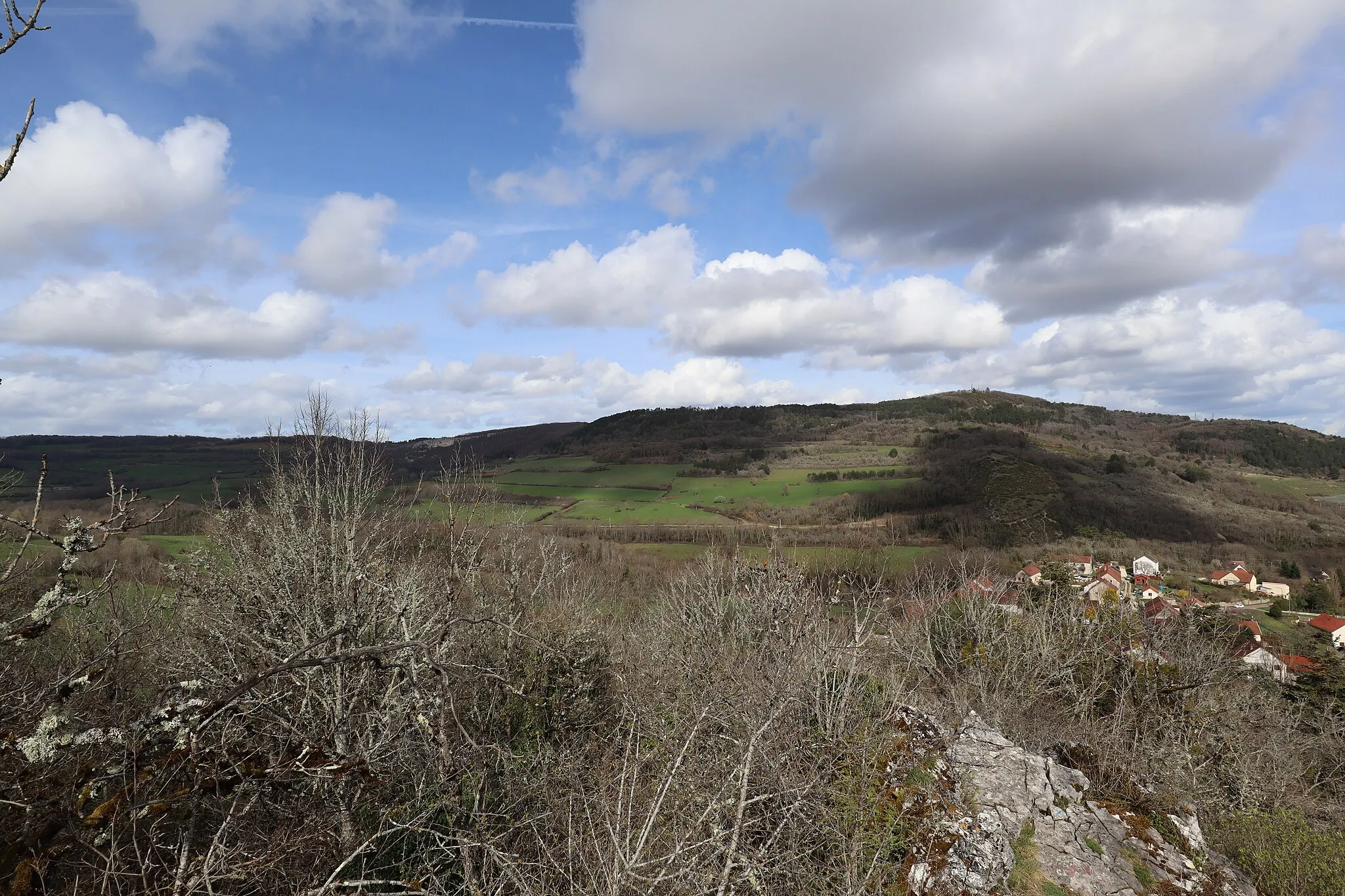 Photo showing: Roche Aigüe d'Ancey vue depuis le château de Mâlain (21).