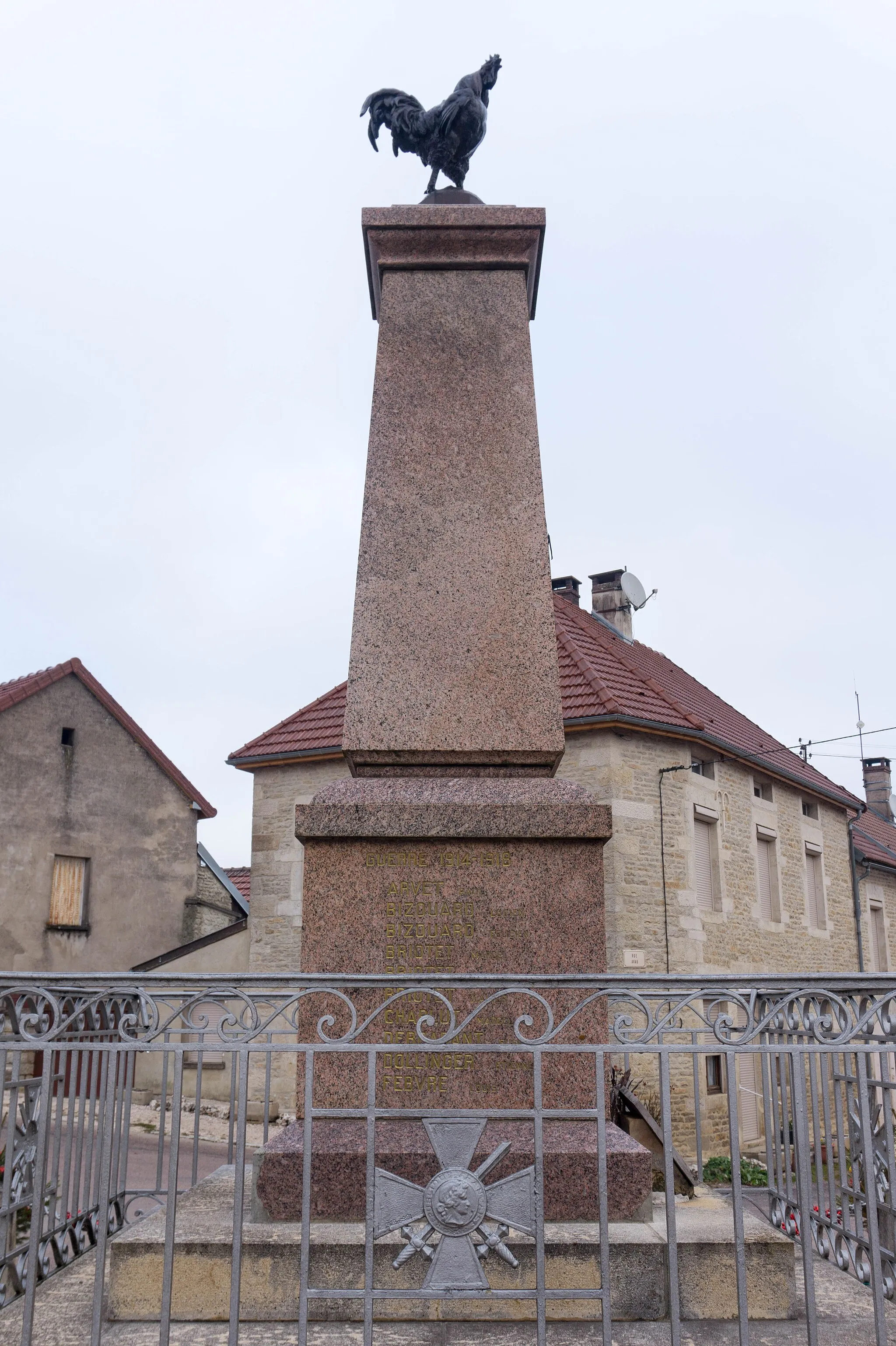 Photo showing: Monument aux morts, face sud-ouest