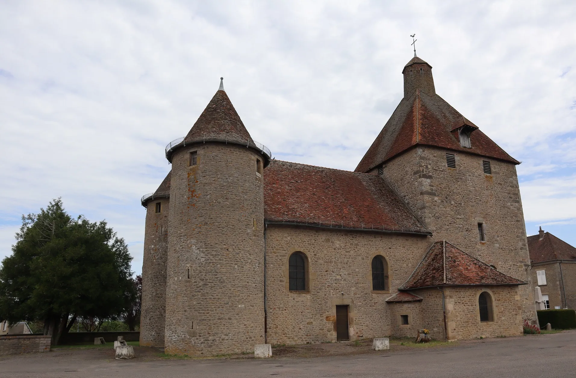 Photo showing: Église Saint-Laurent de Manlay (21). Vue méridionale.