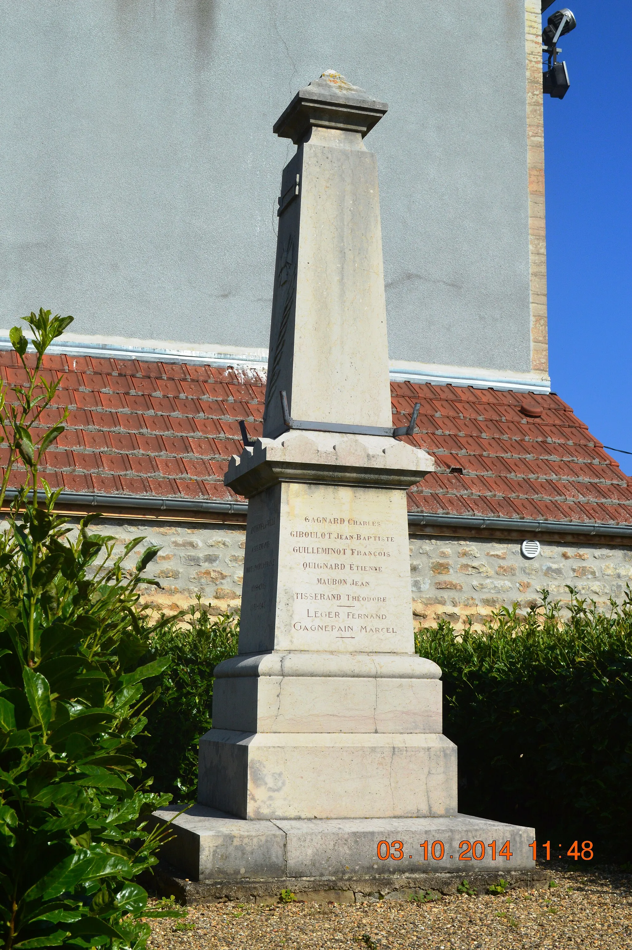 Photo showing: Antigny-la-Ville War Memorial