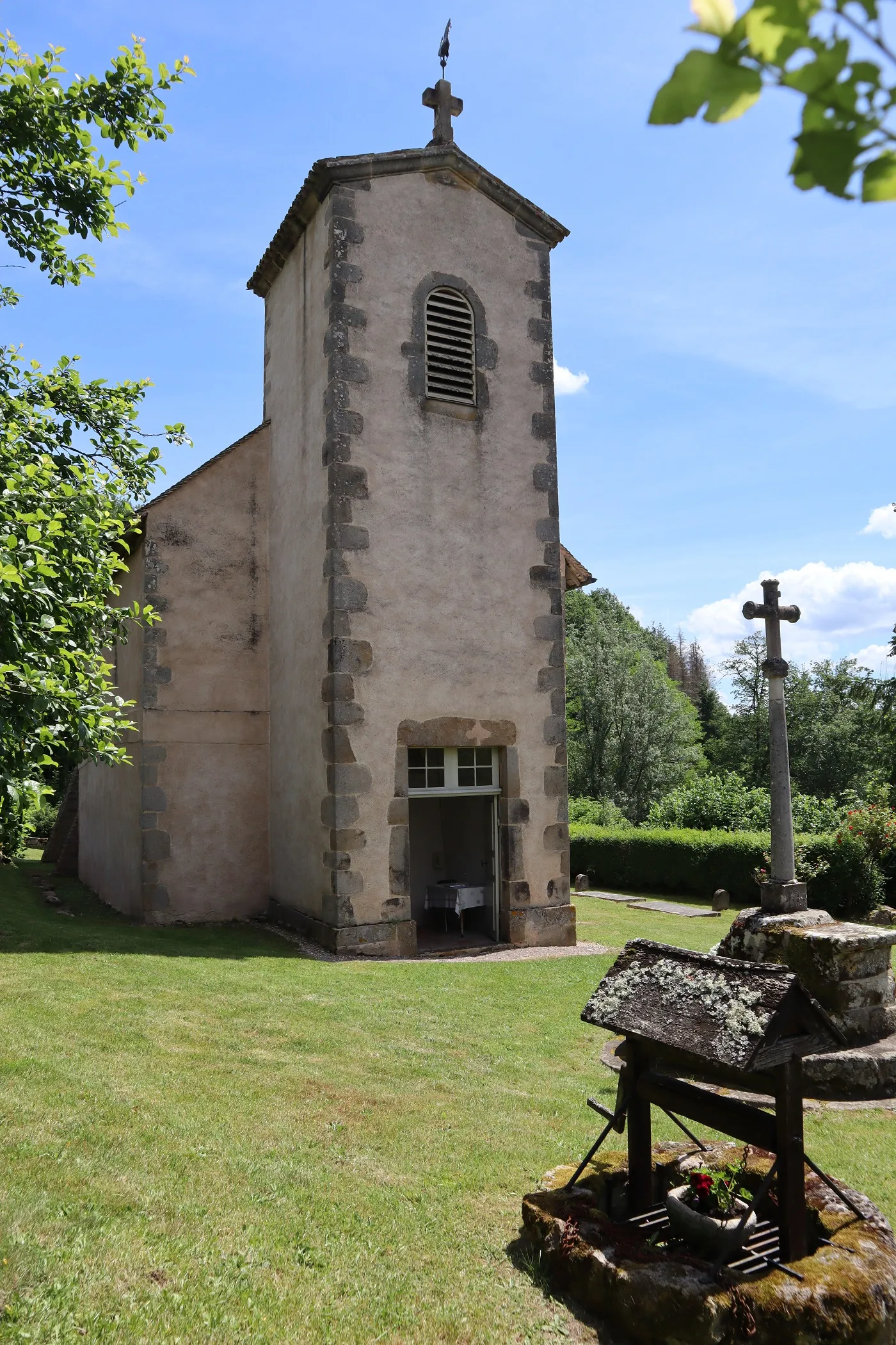 Photo showing: Extérieur de la chapelle Saint-Pierre au Vieux-Saint-Pierre, commune de Saint-Pierre-en-Vaux (21).