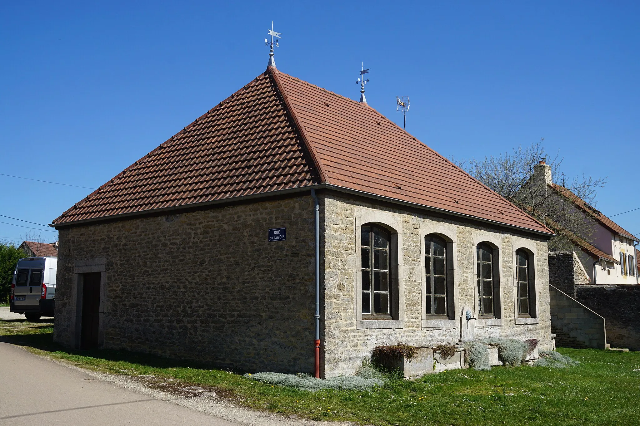 Photo showing: Le lavoir du village d'Aubigny-la-Ronce.