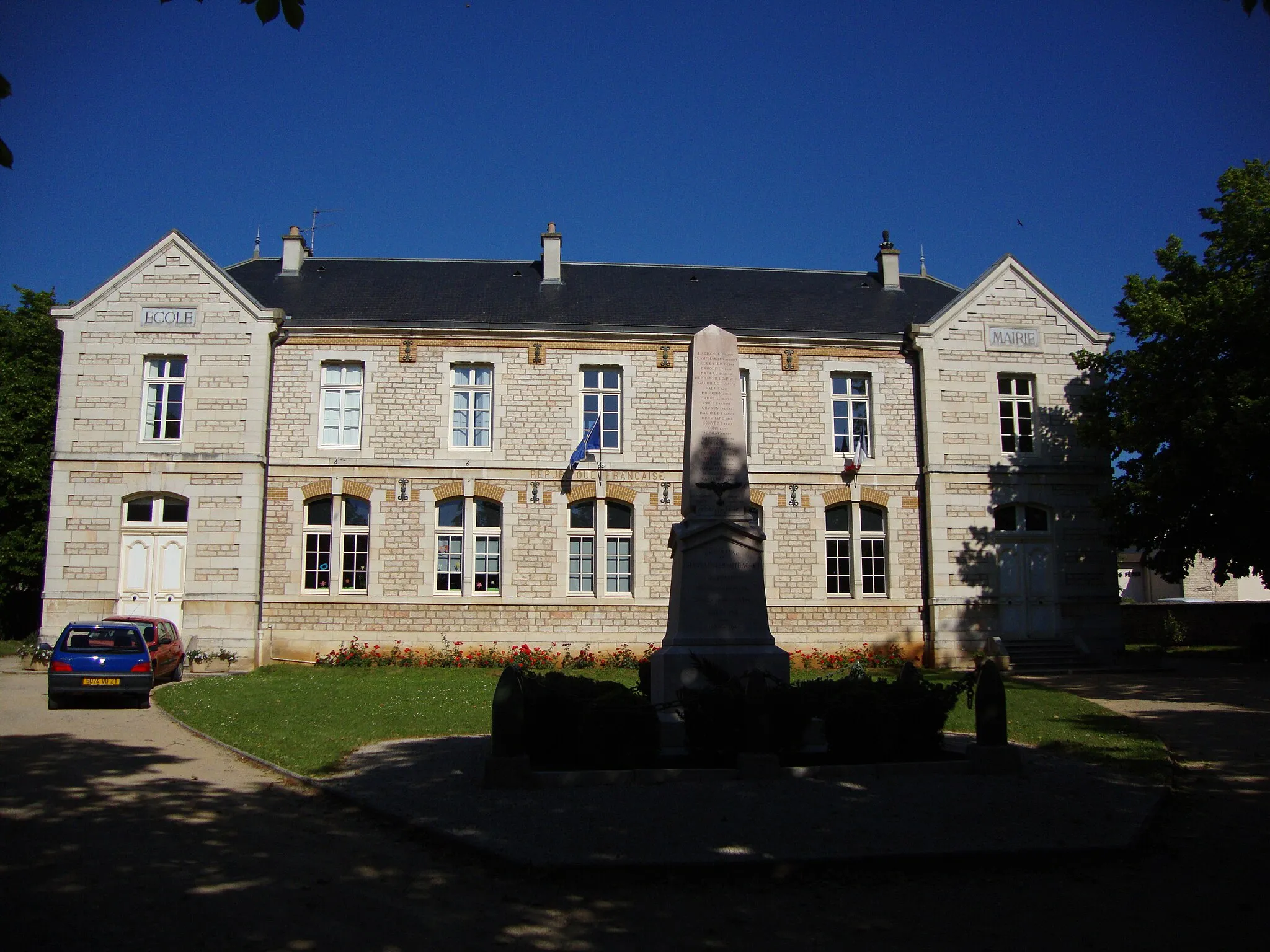 Photo showing: Chassagne-Montracet (Côte-d'Or, Fr) Mairie-école.