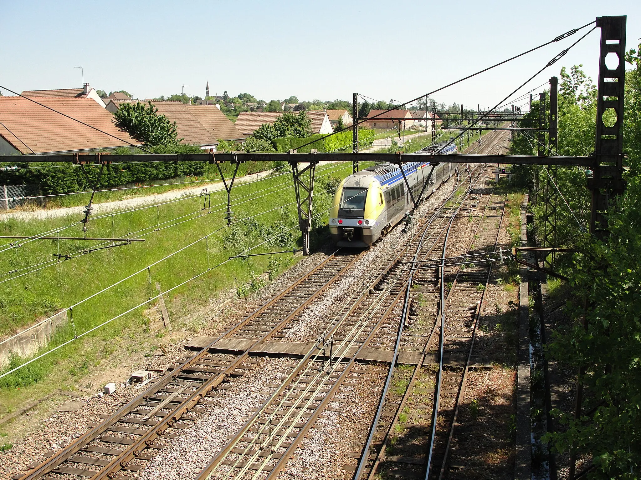 Photo showing: Bifurcation de Chagny (Saône-et-Loire) - Un TER Bourgogne en direction de Dijon (Côte d'Or).