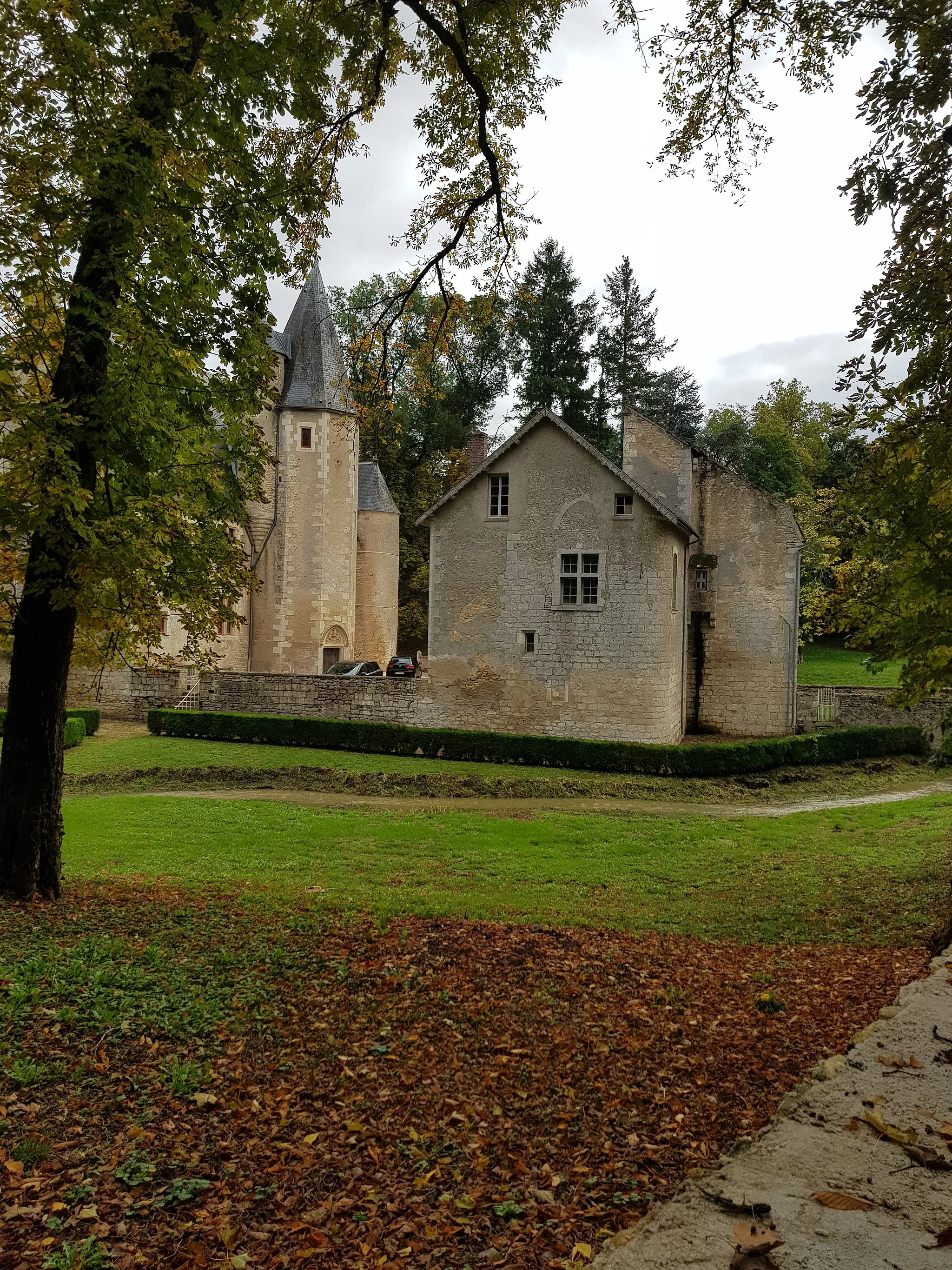 Photo showing: Château de Vieux-Moulin à Vielmanay (Nièvre).