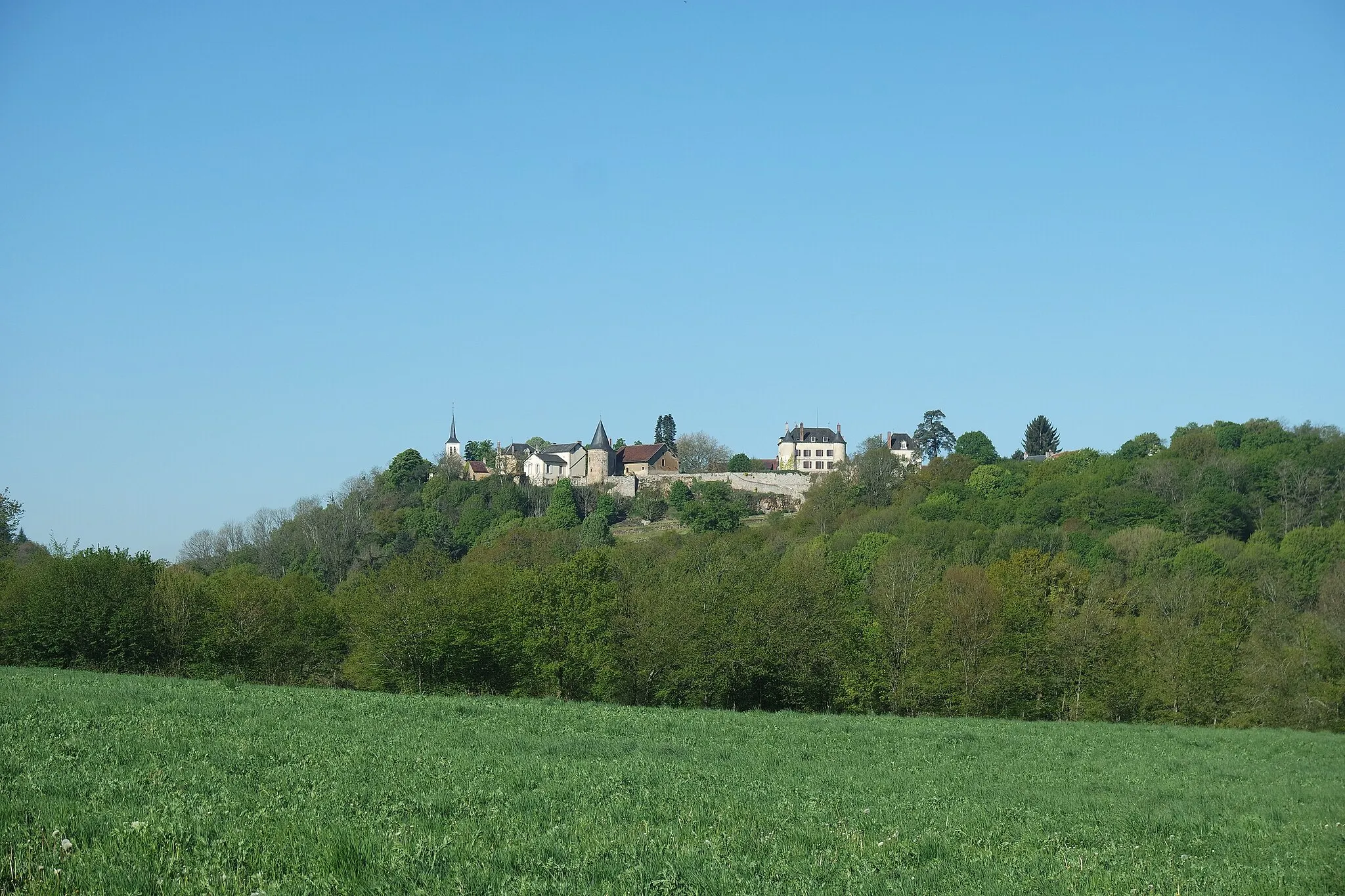 Photo showing: Vue du bourg de Champallement depuis l'Est. De gauche à droite: l'église Saint-Eustache, la mairie, le château. Département de la Nièvre. France.