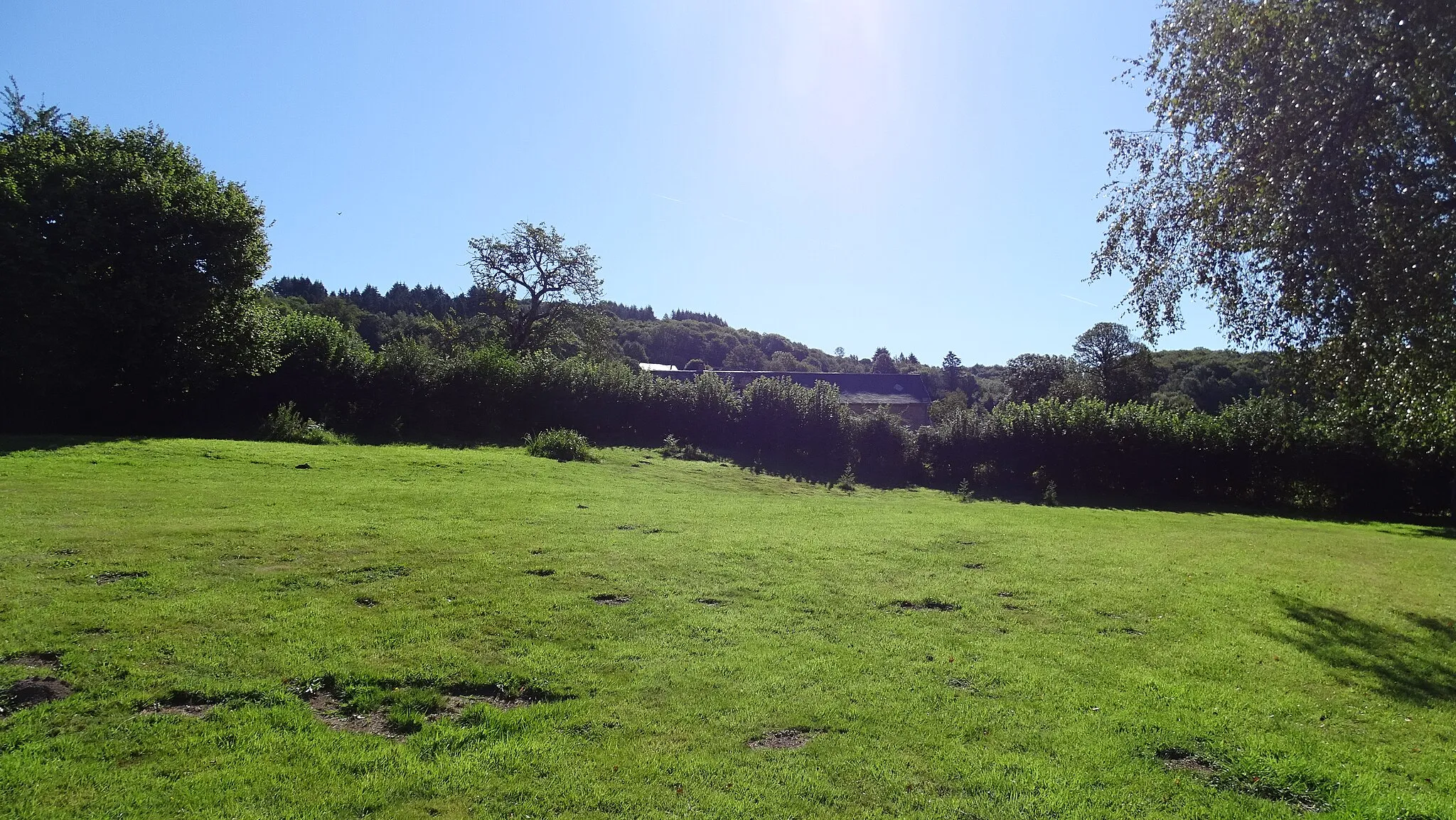 Photo showing: Lavault-de-Frétoy est une commune française située dans le département de la Nièvre, en région Bourgogne-Franche-Comté.
Lavault-de-Frétoy est un village d'environ 70 habitants et situé au cœur du massif du Morvan, dans son parc naturel régional.

Environ 75 % du territoire de la commune est occupé par la forêt, ce qui en fait la commune la plus boisée du Morvan et l'une des plus boisées de la Bourgogne-Franche-Comté.