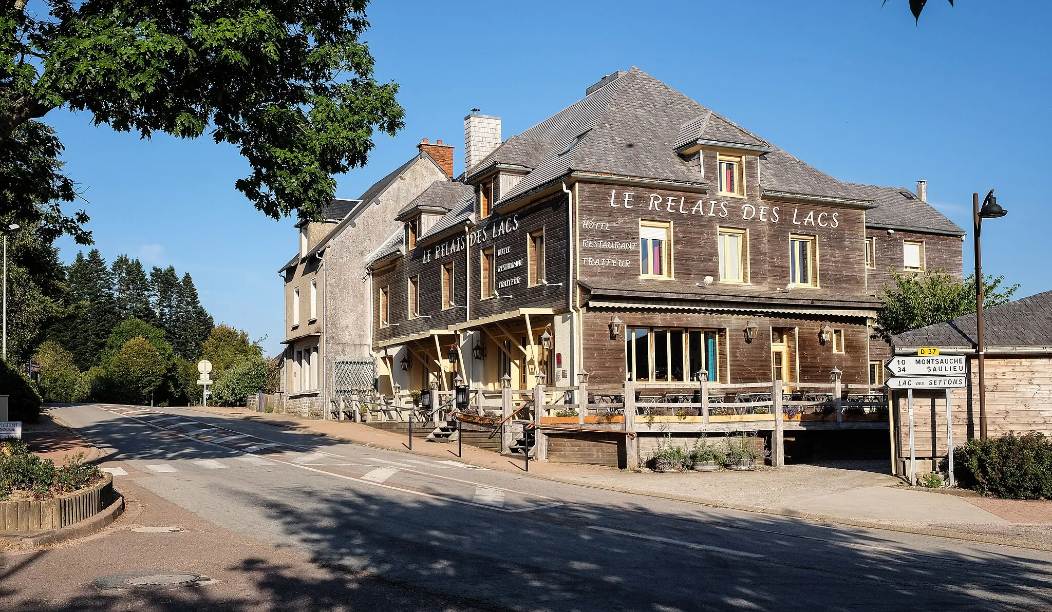 Photo showing: Hotel and restaurant Relais des Lacs, Planchez, Département Nièvre, Bourgogne-Franche-Comté, France