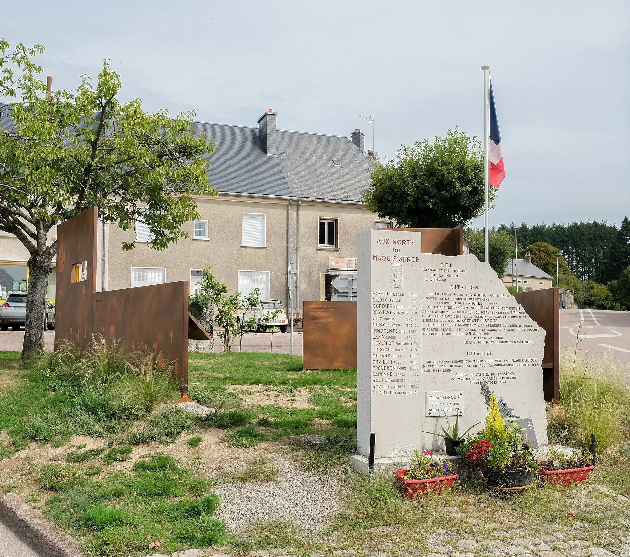 Photo showing: Mémorial Gérard Drouin (Captain Serge), Square Jean Moulin, Planchez, Département Nièvre, Bourgogne-Franche-Comté, France