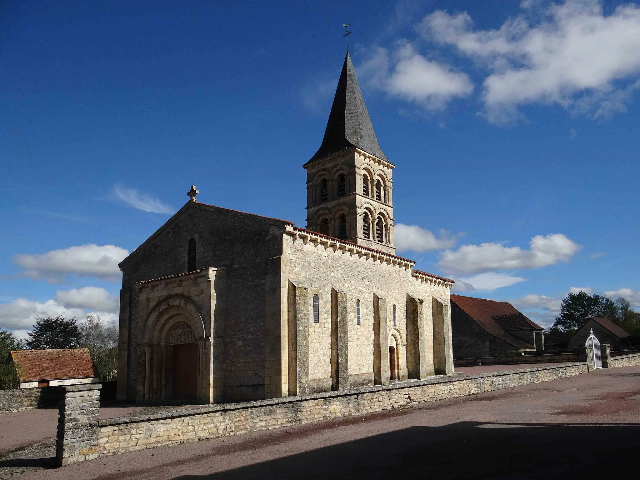 Photo showing: Église Saint-Julien de Mars-sur-Allier, Nièvre, France