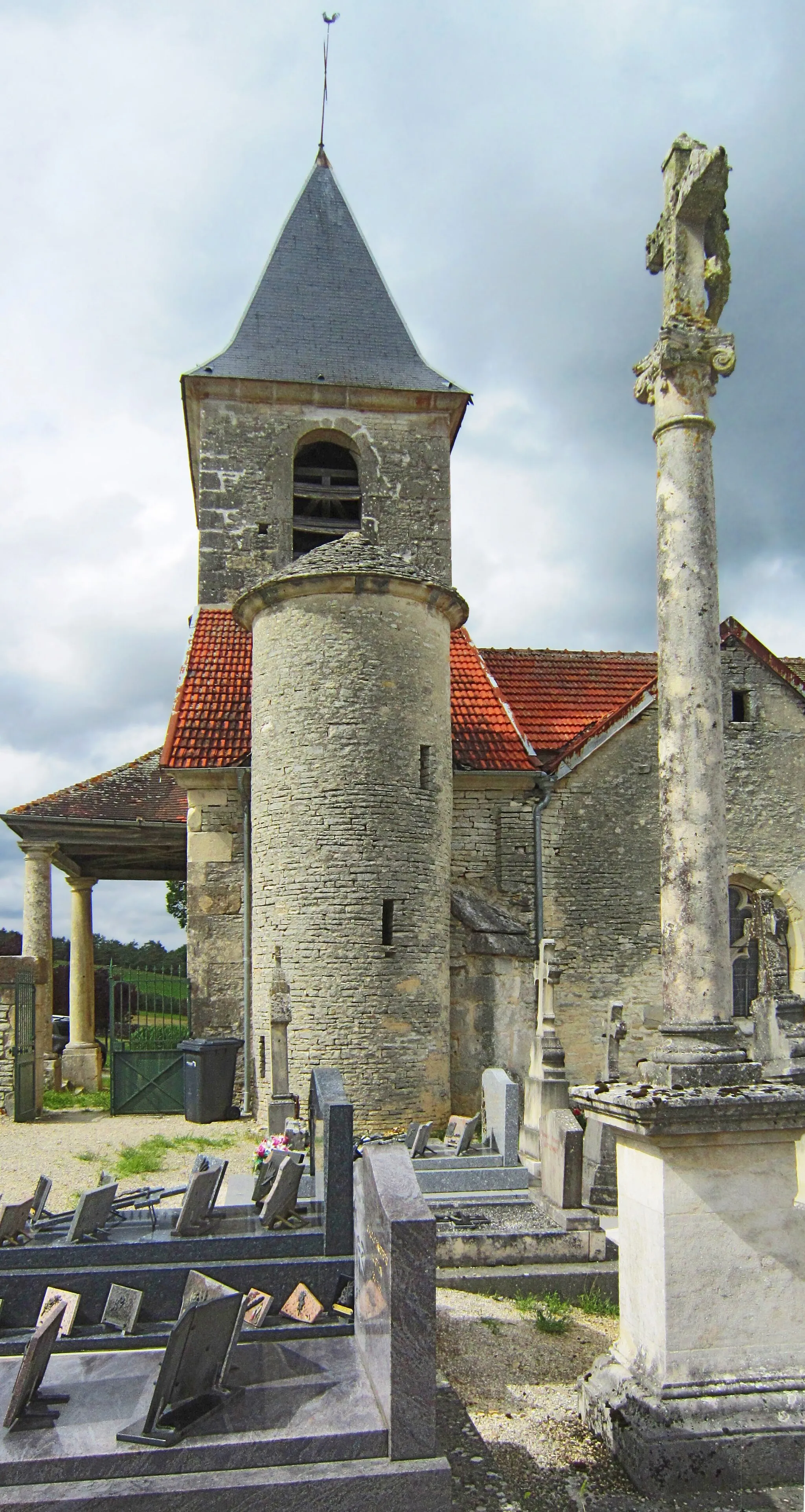 Photo showing: Le clocher, la tour et la croix de cimetière de Gomméville