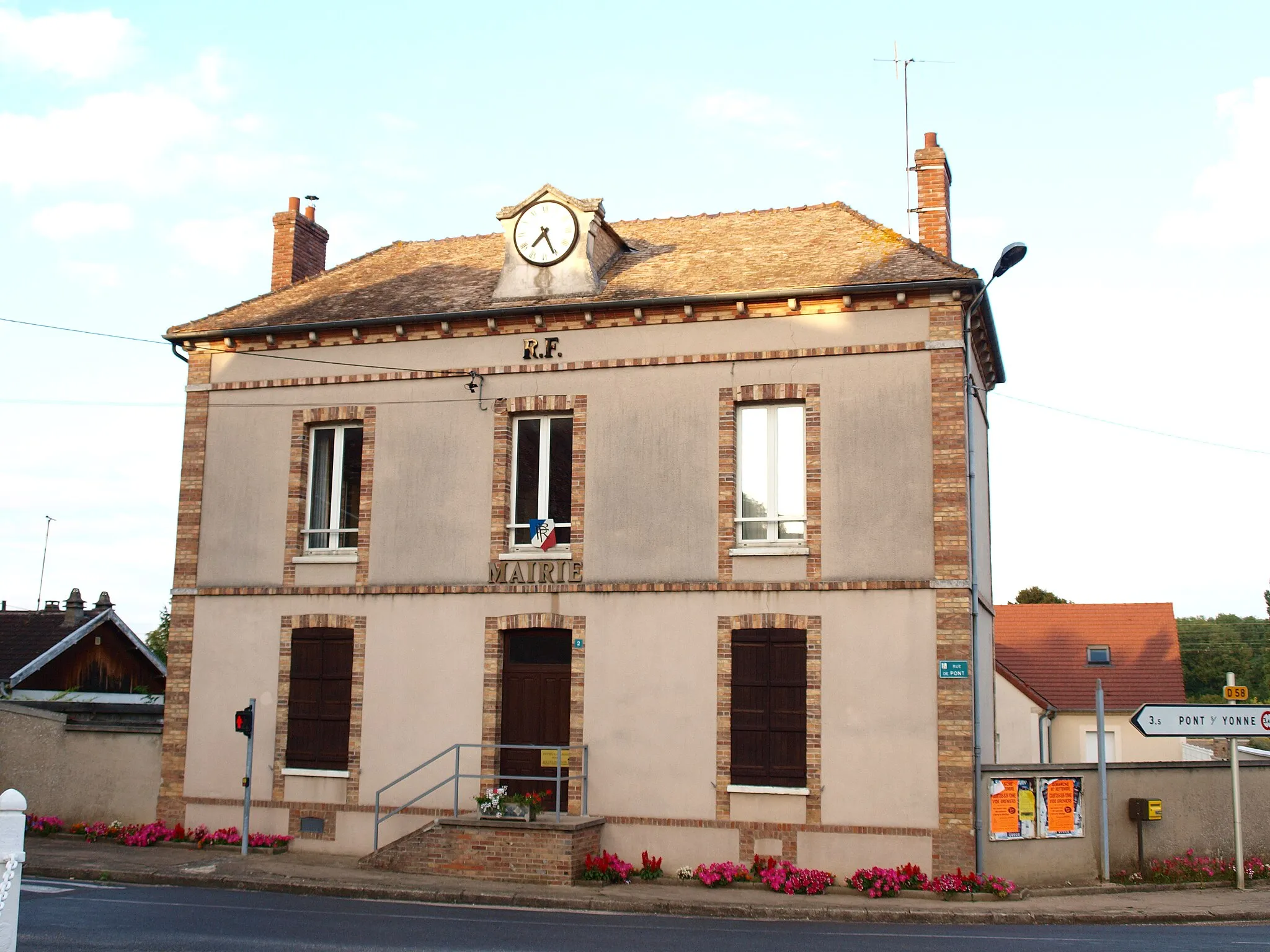 Photo showing: Villeperrot (Yonne, France) ; la mairie.