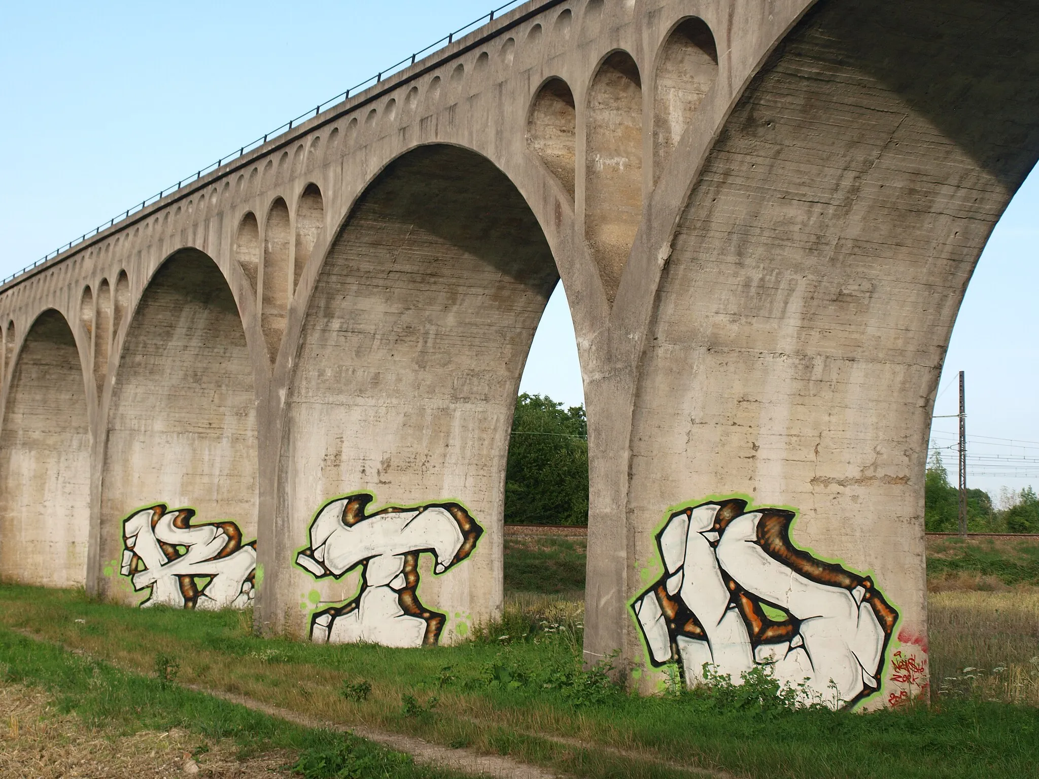 Photo showing: Villeperrot (Yonne, France) , l'aqueduc de la Vanne, sur la route de Pont-sur-Yonne.