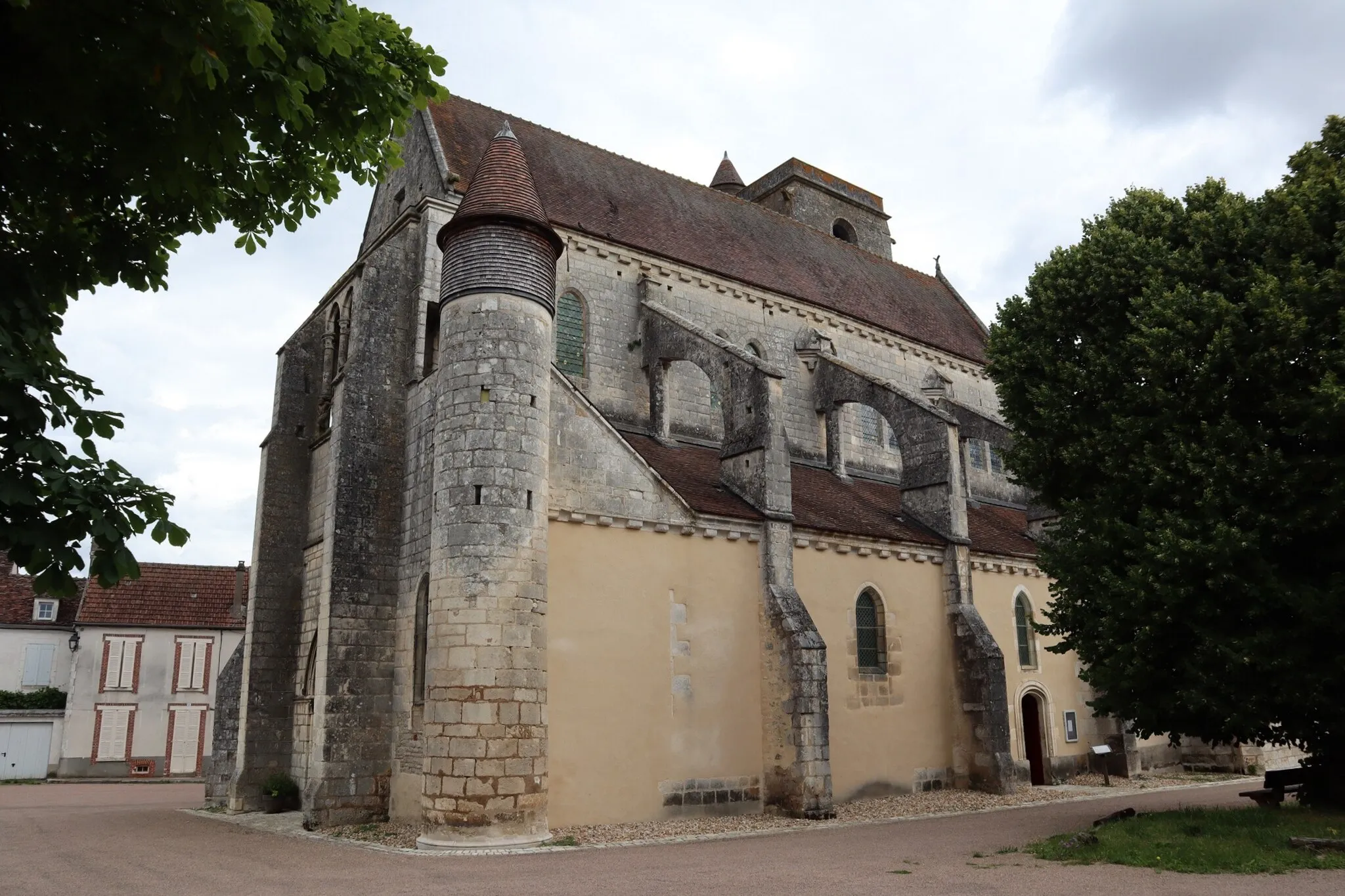 Photo showing: Extérieur de l'église Saint-Adrien à Mailly-le-Château (89).