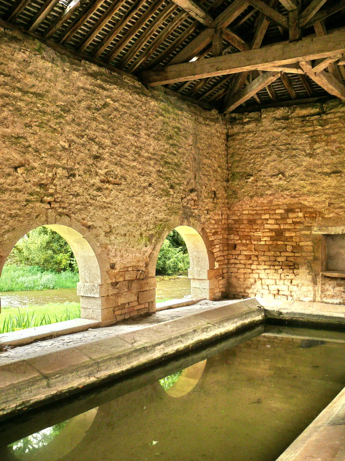 Photo showing: Bligny-sur-Ouche : Intérieur de l'ancien lavoir. On distingue à travers les arcades la rivière Ouche.