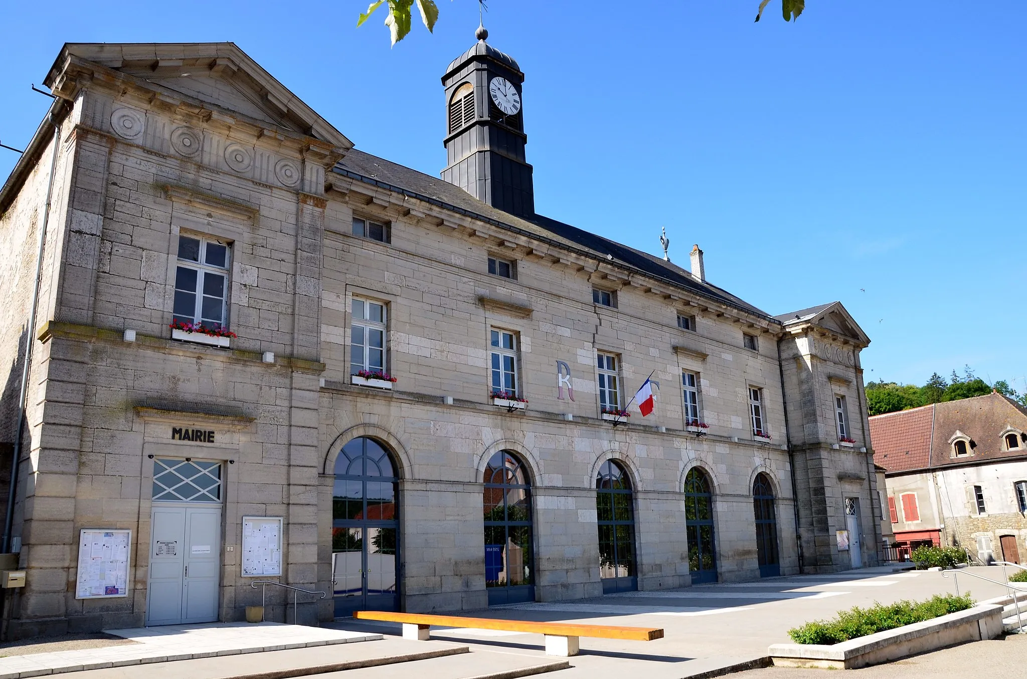 Photo showing: Bâtiment de la mairie et salle des fêtes de Bligny-sur-Ouche (Côte-d'Or, France).