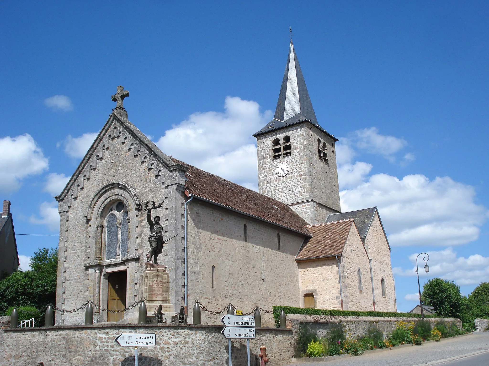 Photo showing: Millay (Nièvre, Fr), église et monument aux morts.