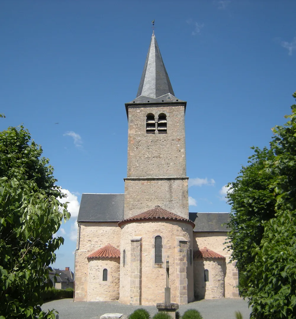 Photo showing: Eglise de Millay avec vue sur les 2 absidioles rénovées