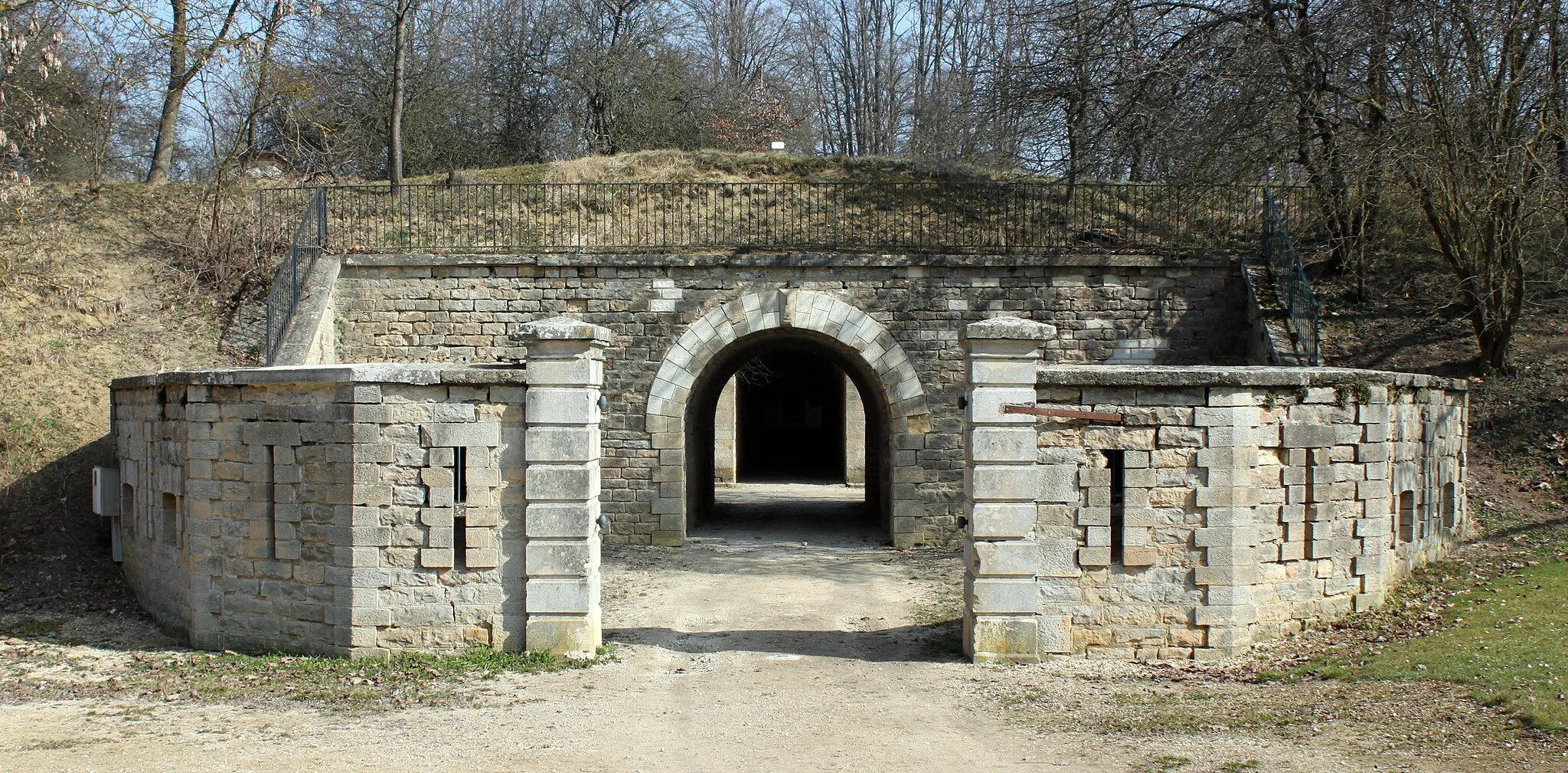 Photo showing: Redoute de Saint-Apollinaire, l'entrée et son ravelin, Saint-Apollinaire, Côte-d'Or, Bourgogne, FRANCE