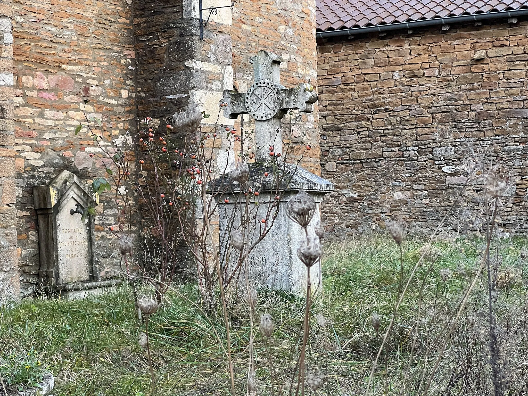 Photo showing: Cimetière de Satonnay, Saint-Maurice-de-Satonnay.