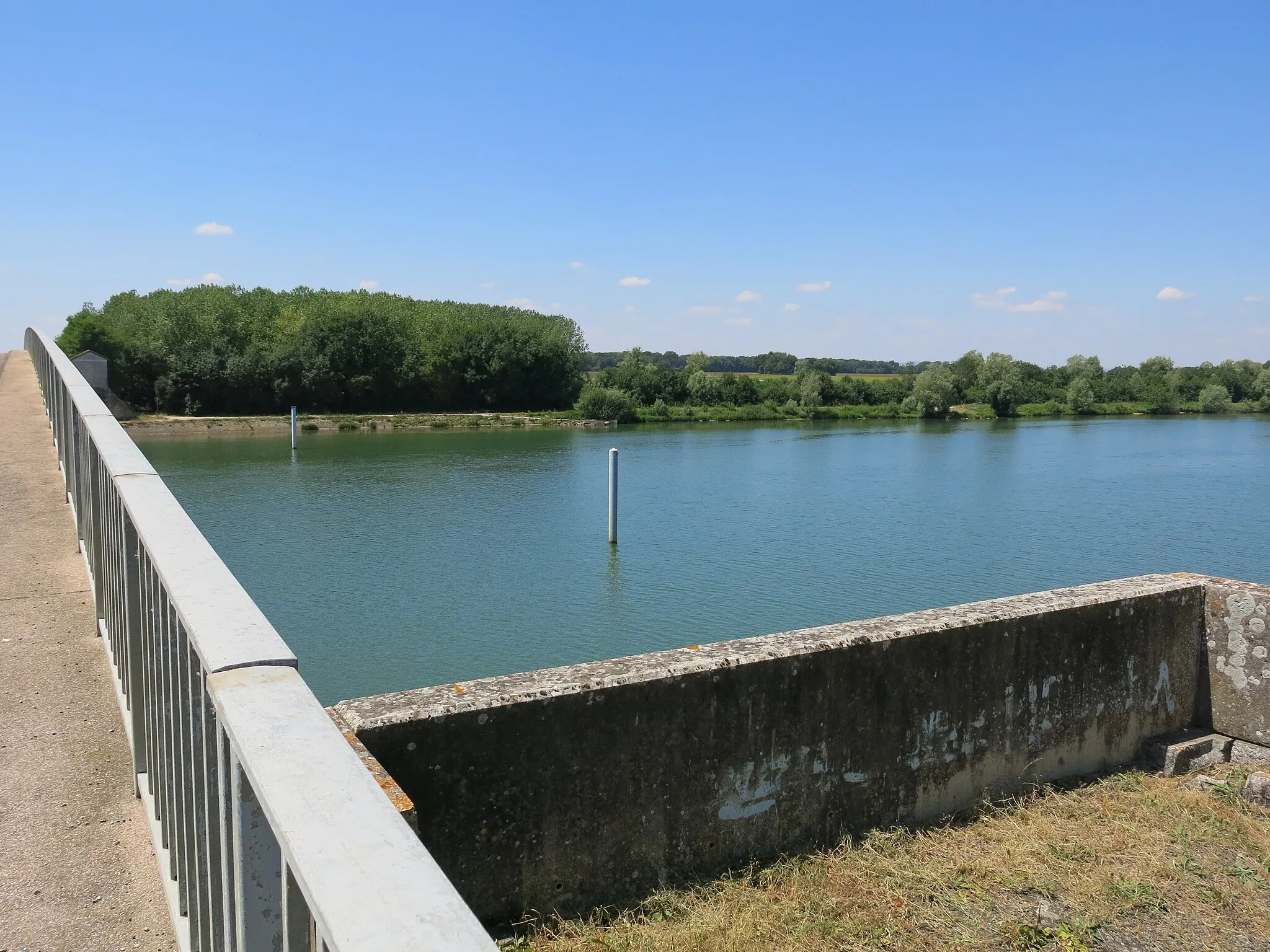 Photo showing: The Saône River in the restaurant le pont de Thorey in Saint-Germain-du-Plain (Saône-et-Loire, France).