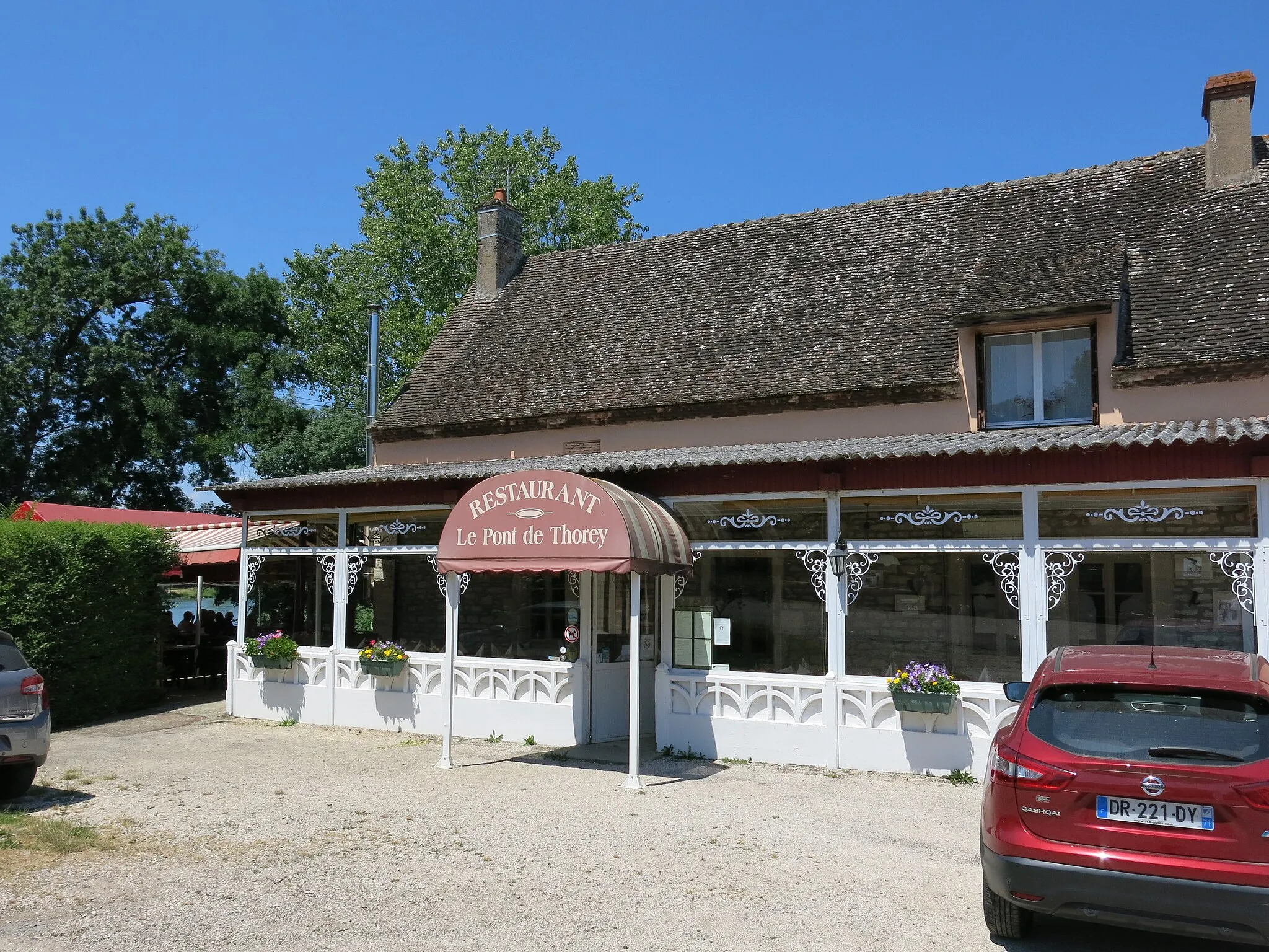 Photo showing: Restaurant le pont de Thorey in Saint-Germain-du-Plain (Saône-et-Loire, France).