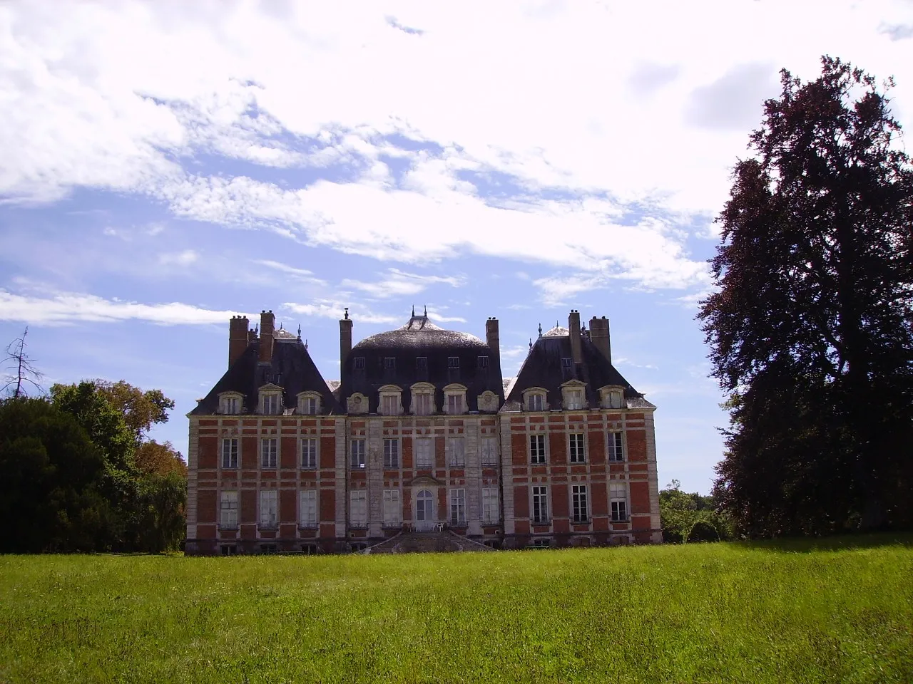 Photo showing: North side of the Château de Montalivet-Lagrange (department of Cher, France).