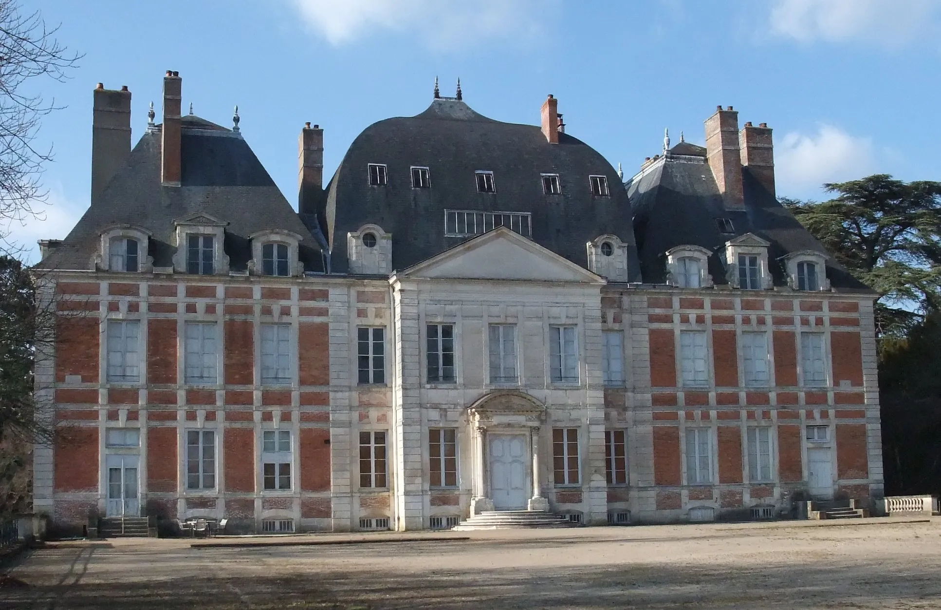 Photo showing: South facade of the castle Montalivet-Lagrange in the department of Cher, France.