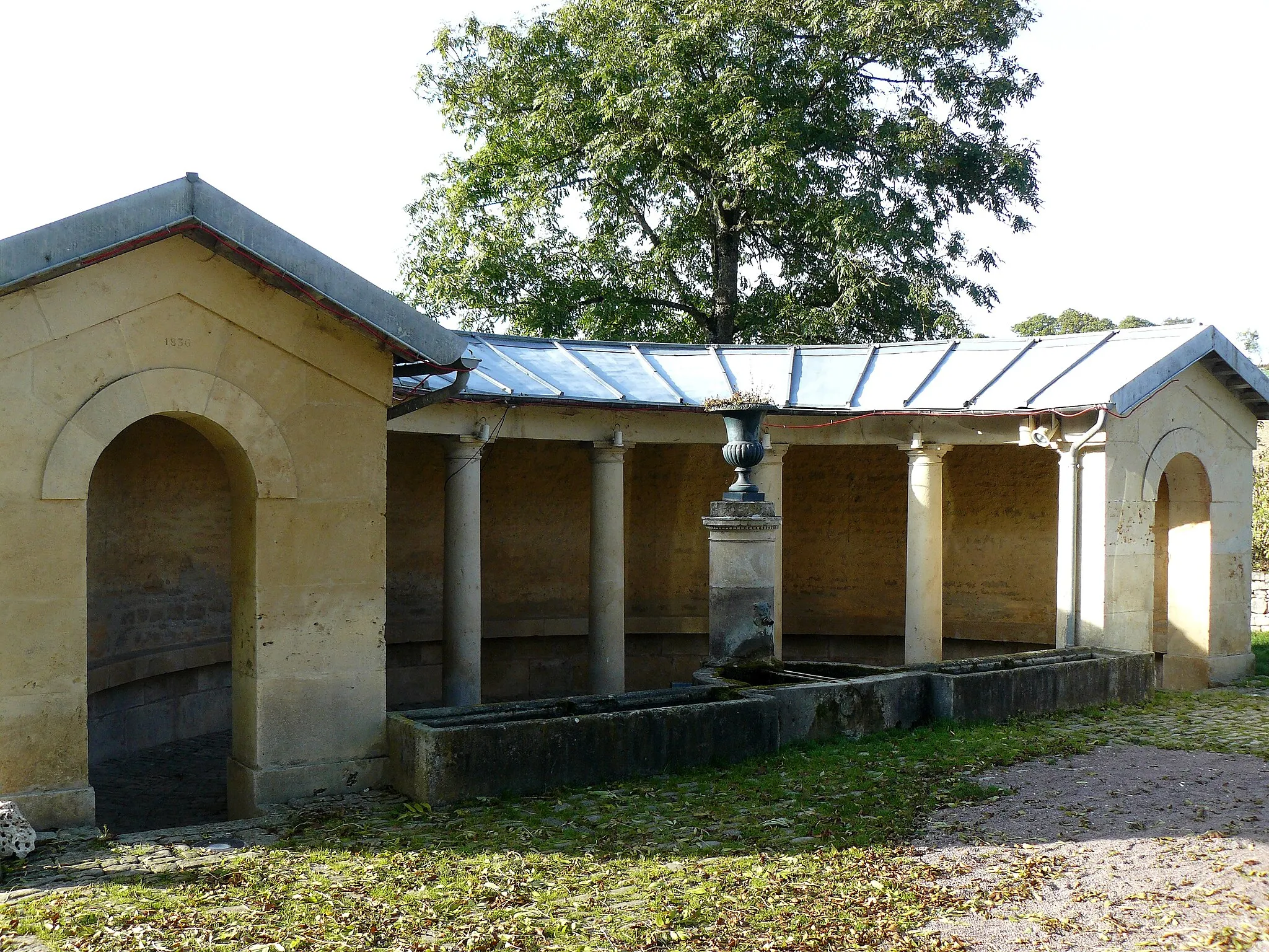 Photo showing: Ancienne commune de Blessey (Source Seine, Côye-d'Or, France), lavoir construit en 1835 sur une source peut-être lieu de culte gaulois.