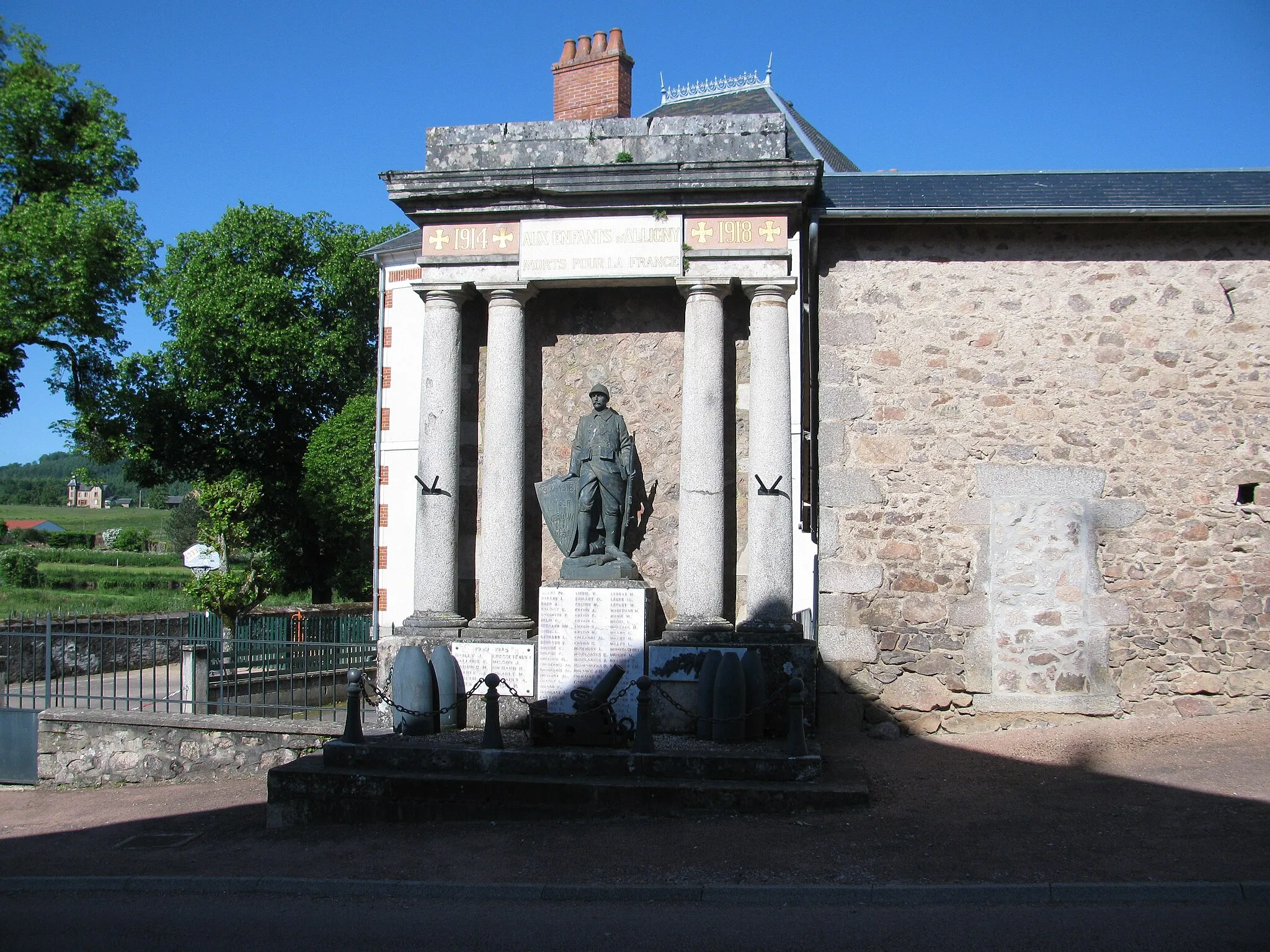Photo showing: Monument aux morts d'Alligny-en-Morvan, Nièvre, France.