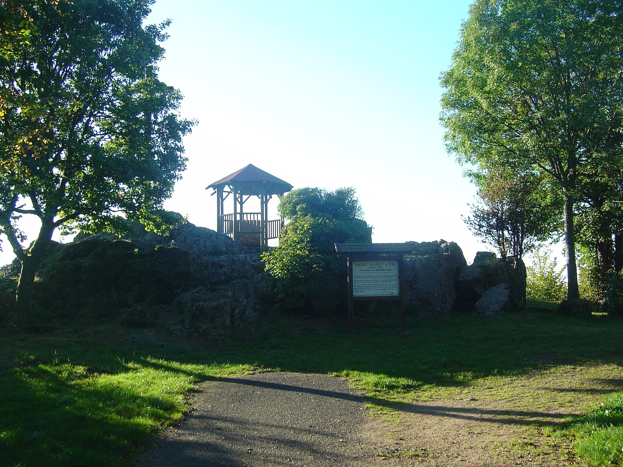 Photo showing: Croix cachée par l'arbre à côté de l'une des trois tables d'orientation du Mont Saint-Cyr (771m) en Bourgogne