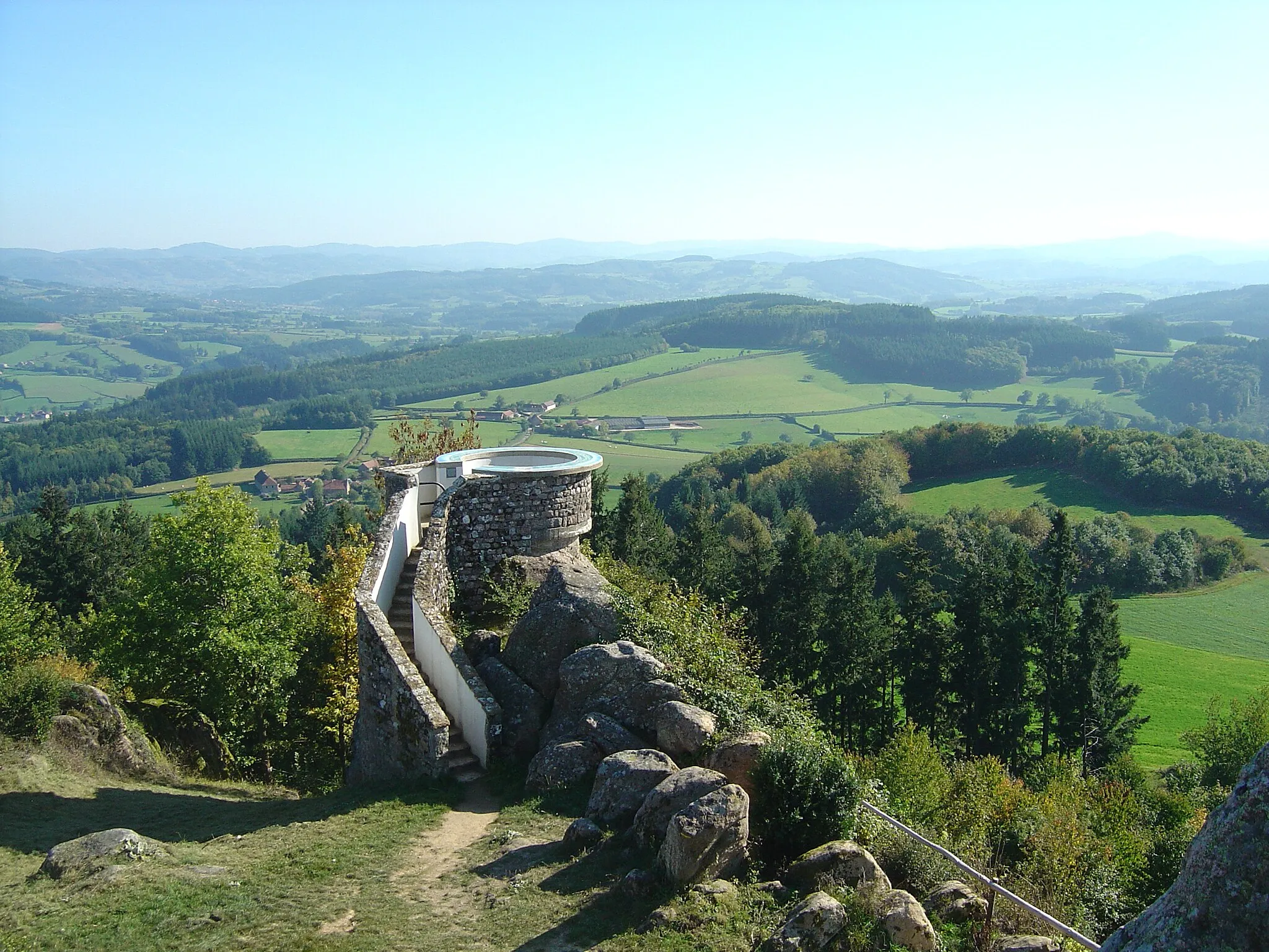 Photo showing: Table d'orientation de la butte de Suin (593m) et panorama vus depuis le rocher de la Vierge