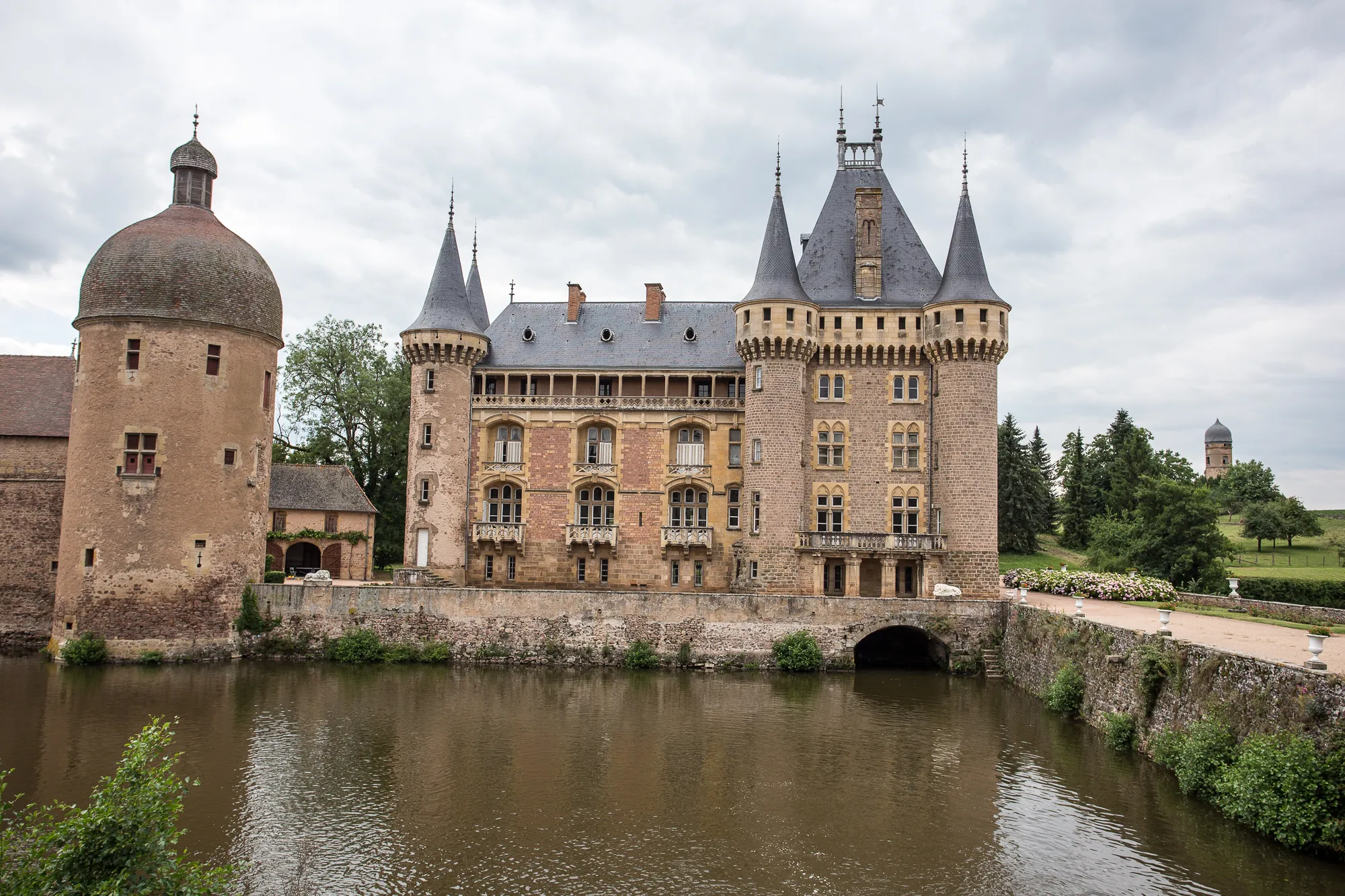 Photo showing: Une vue de devant du chateau de La Clayette