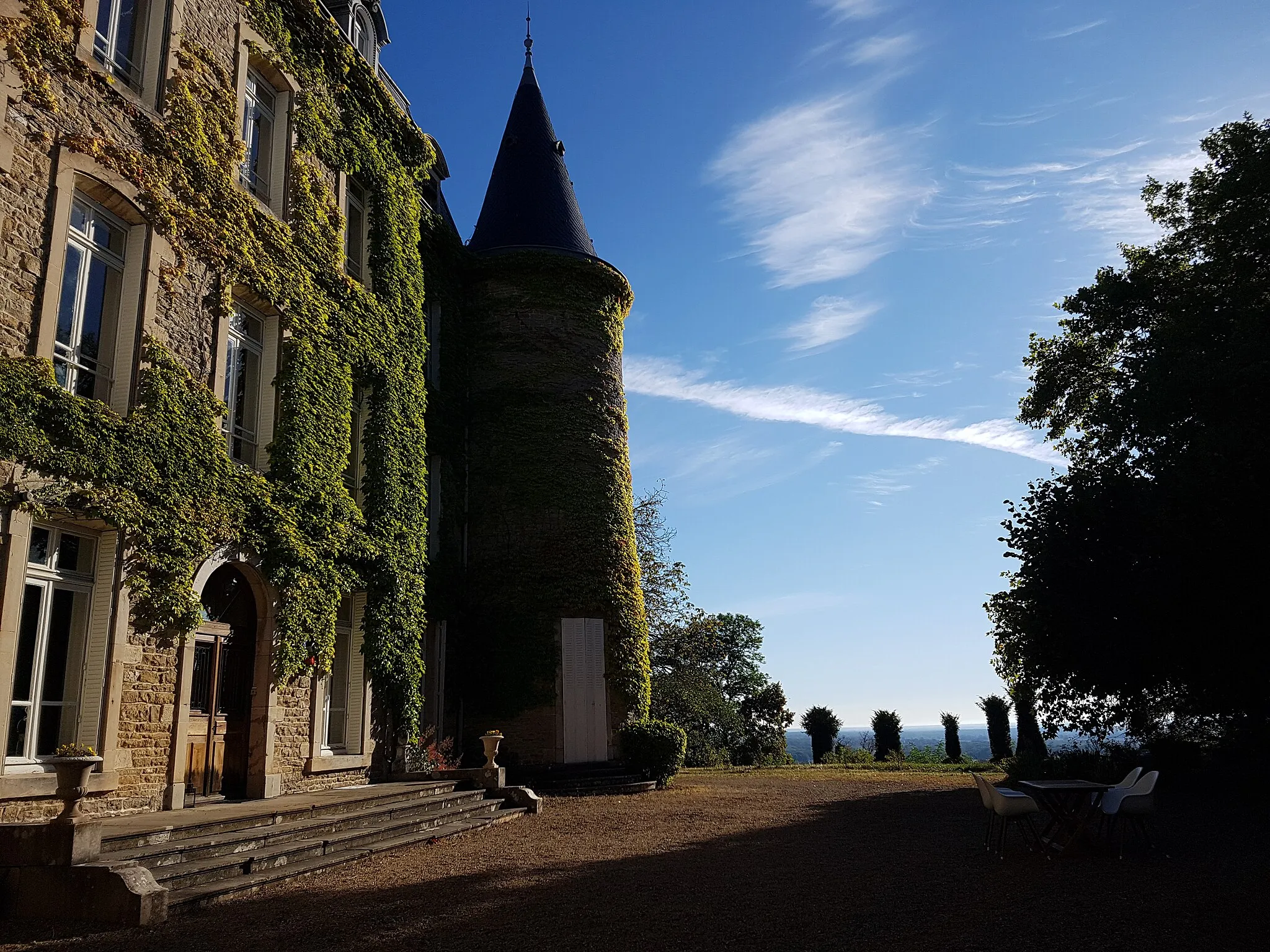 Photo showing: view of the Château du Thil from the chappel