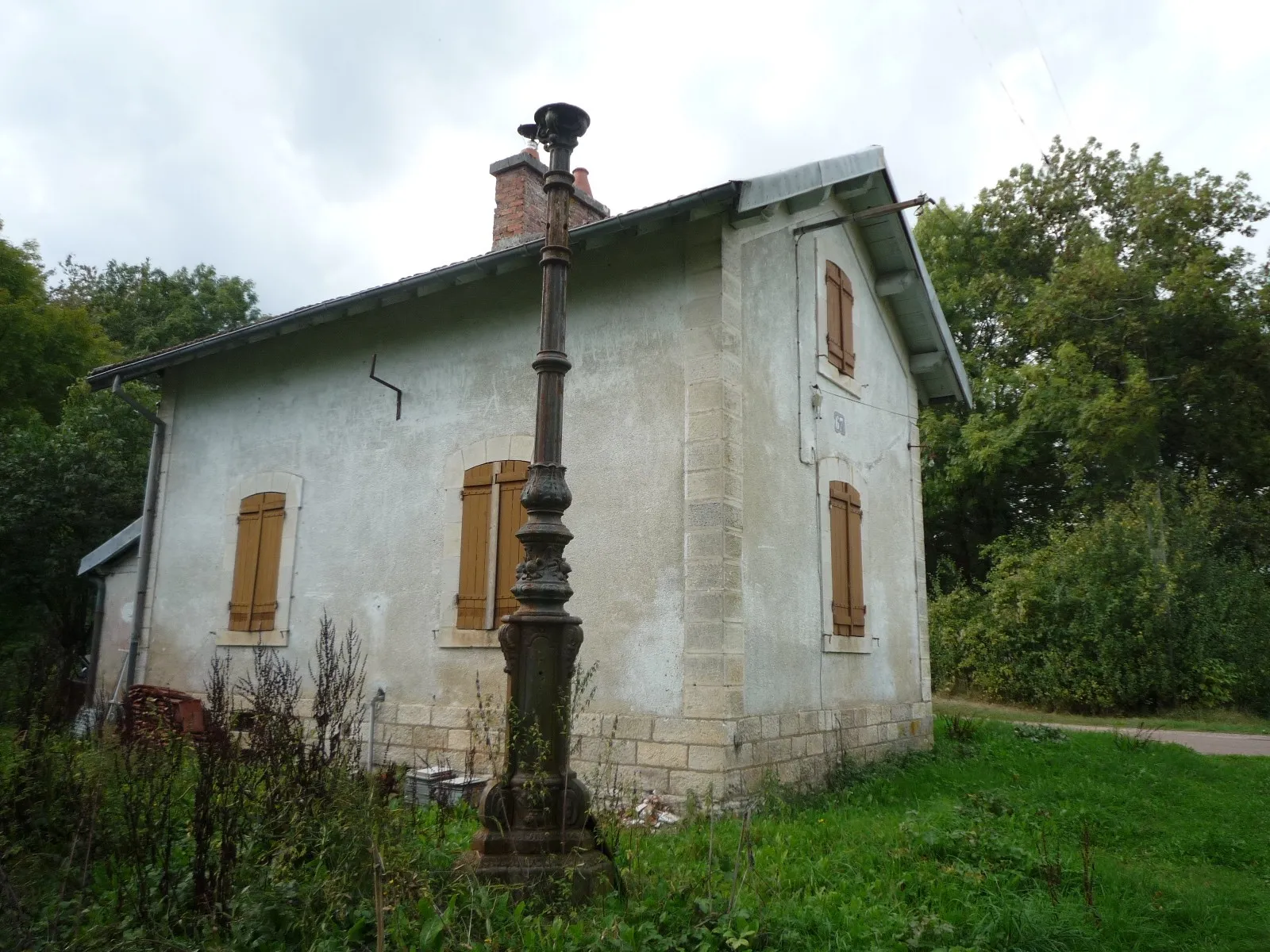 Photo showing: Ancienne ligne de Triguères à Surgy : maison de garde-barrière à Fougilet (hameau de Sougères-en-Puisaye). À noter, le poteau d'éclairage qui semble d'époque a été ajouté par un propriétaire contemporain.