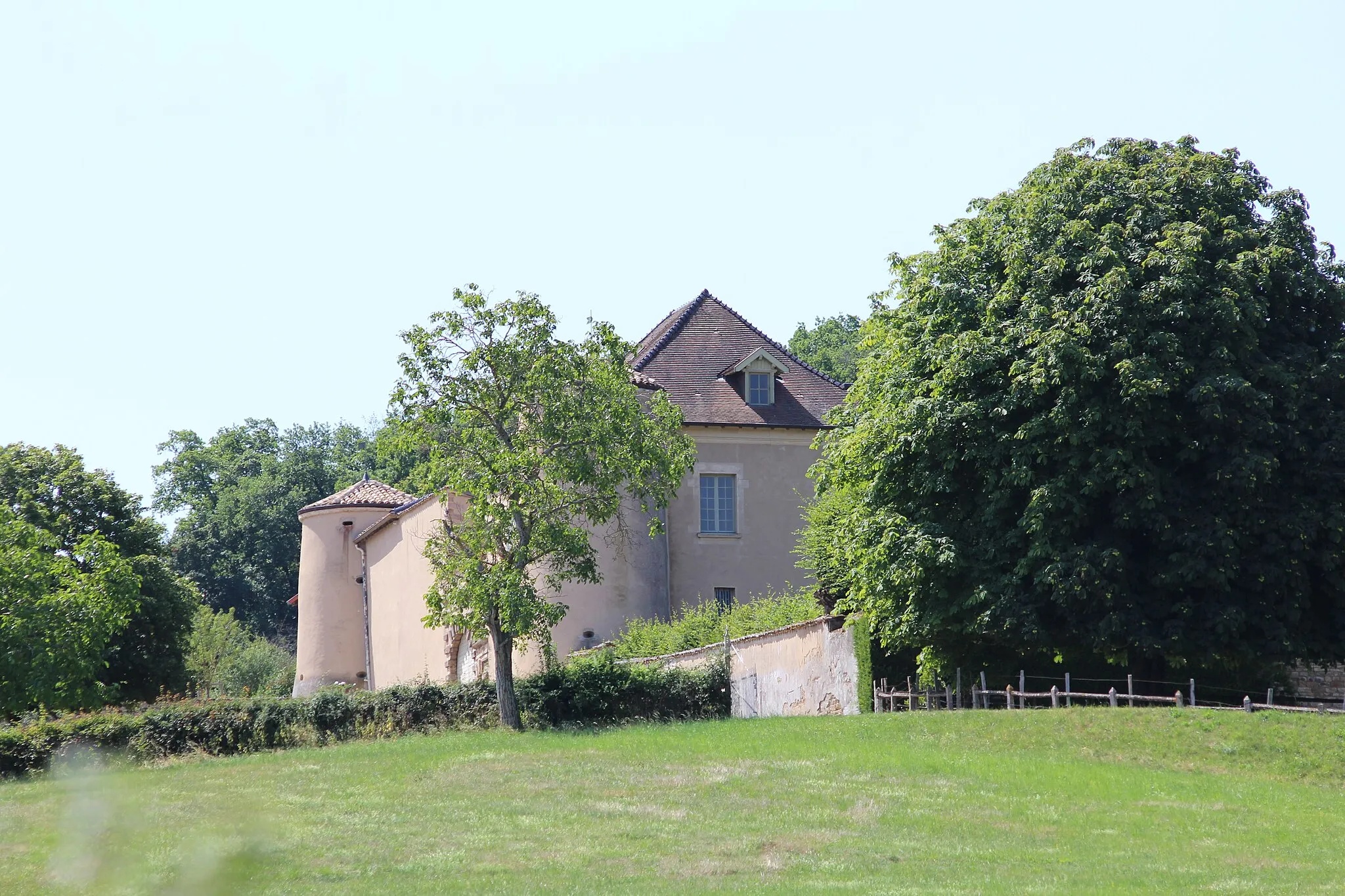 Photo showing: Château des Essertaux, Bussières, Saône-et-Loire.
