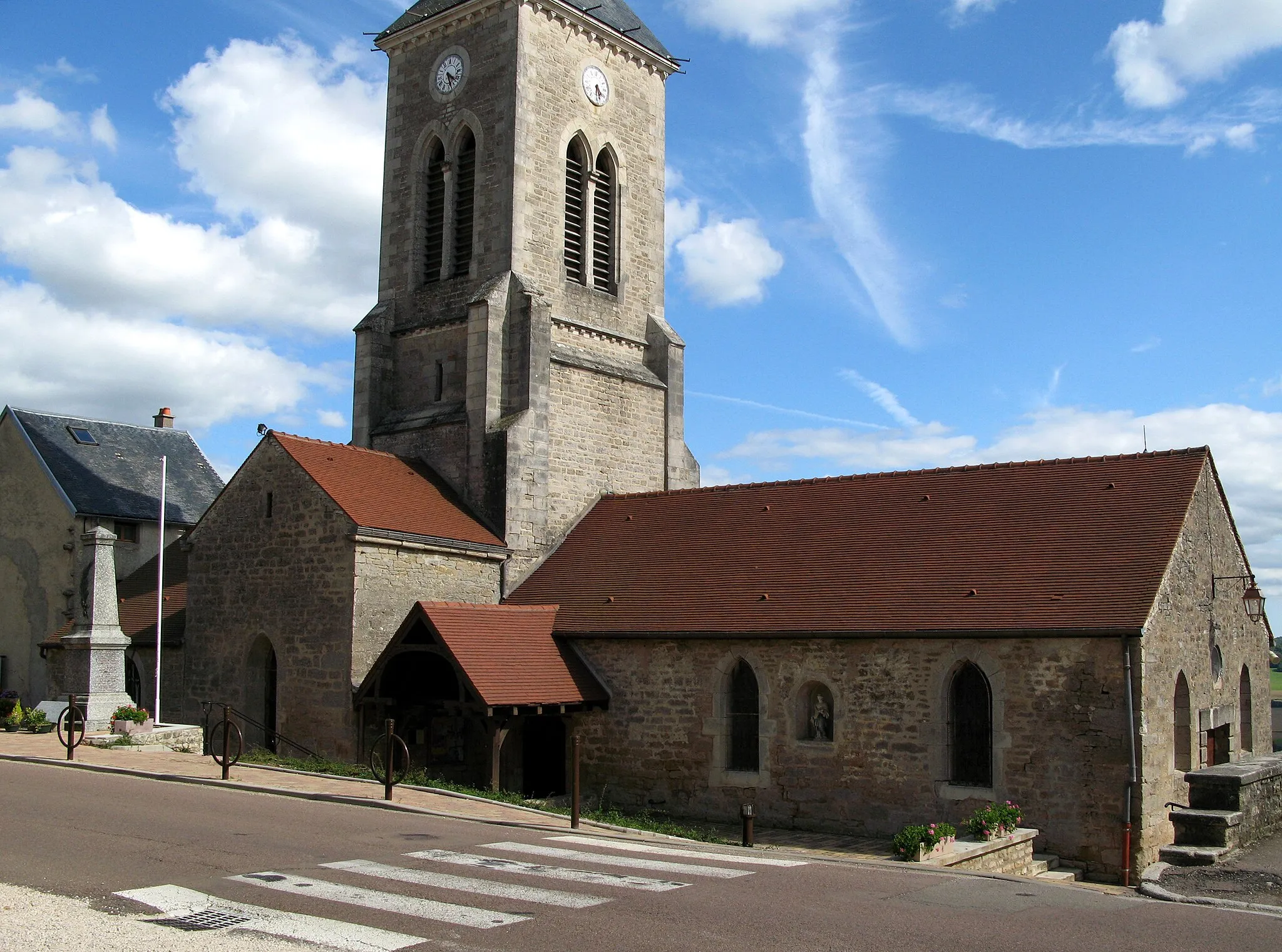 Photo showing: Sombernon (Côte-d'Or, France) -
L'église et le monument-aux-morts.
.