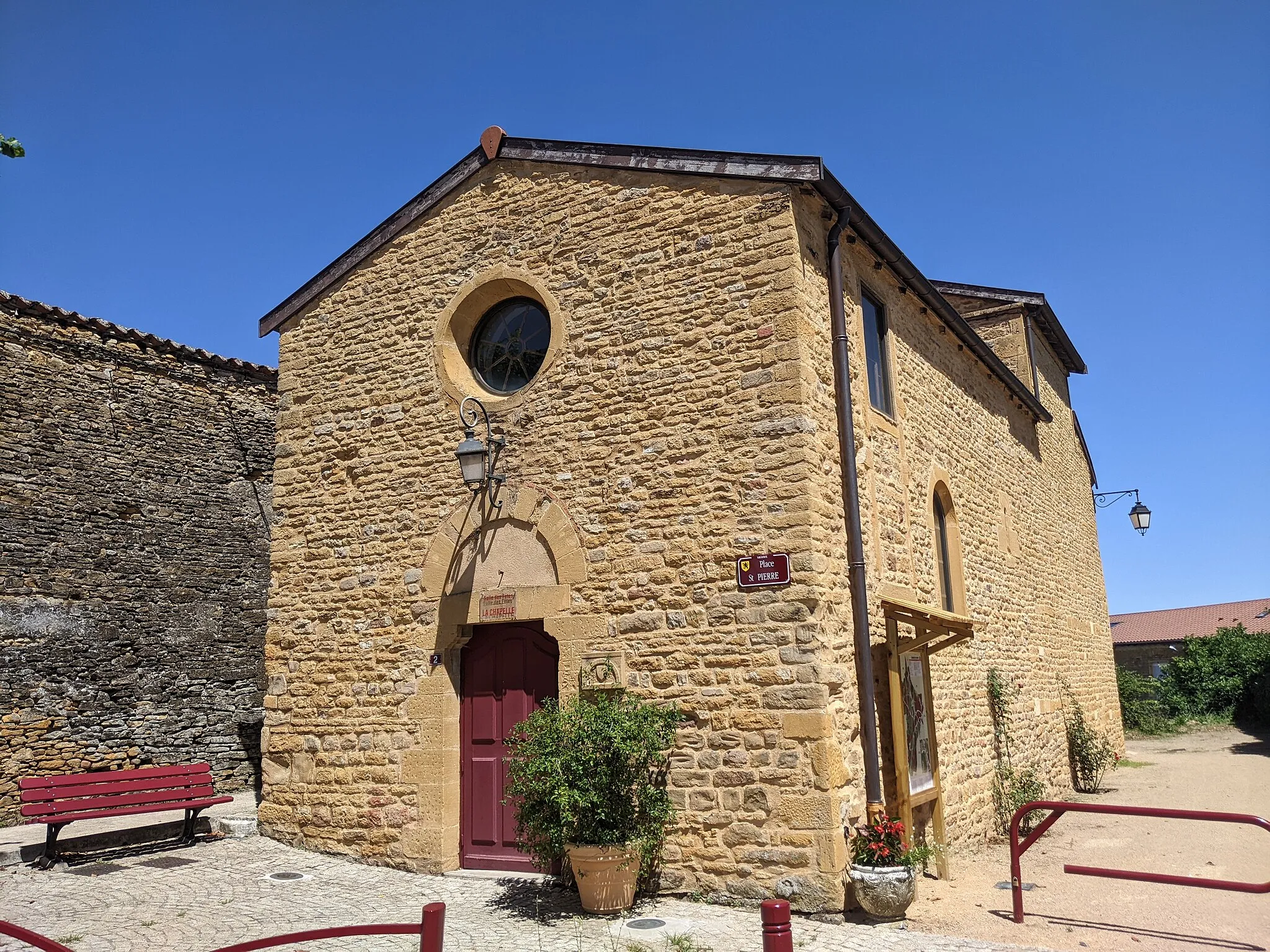 Photo showing: Chapelle Saint-Pierre de Moiré (Rhône, France), reconvertie en salle des fêtes.