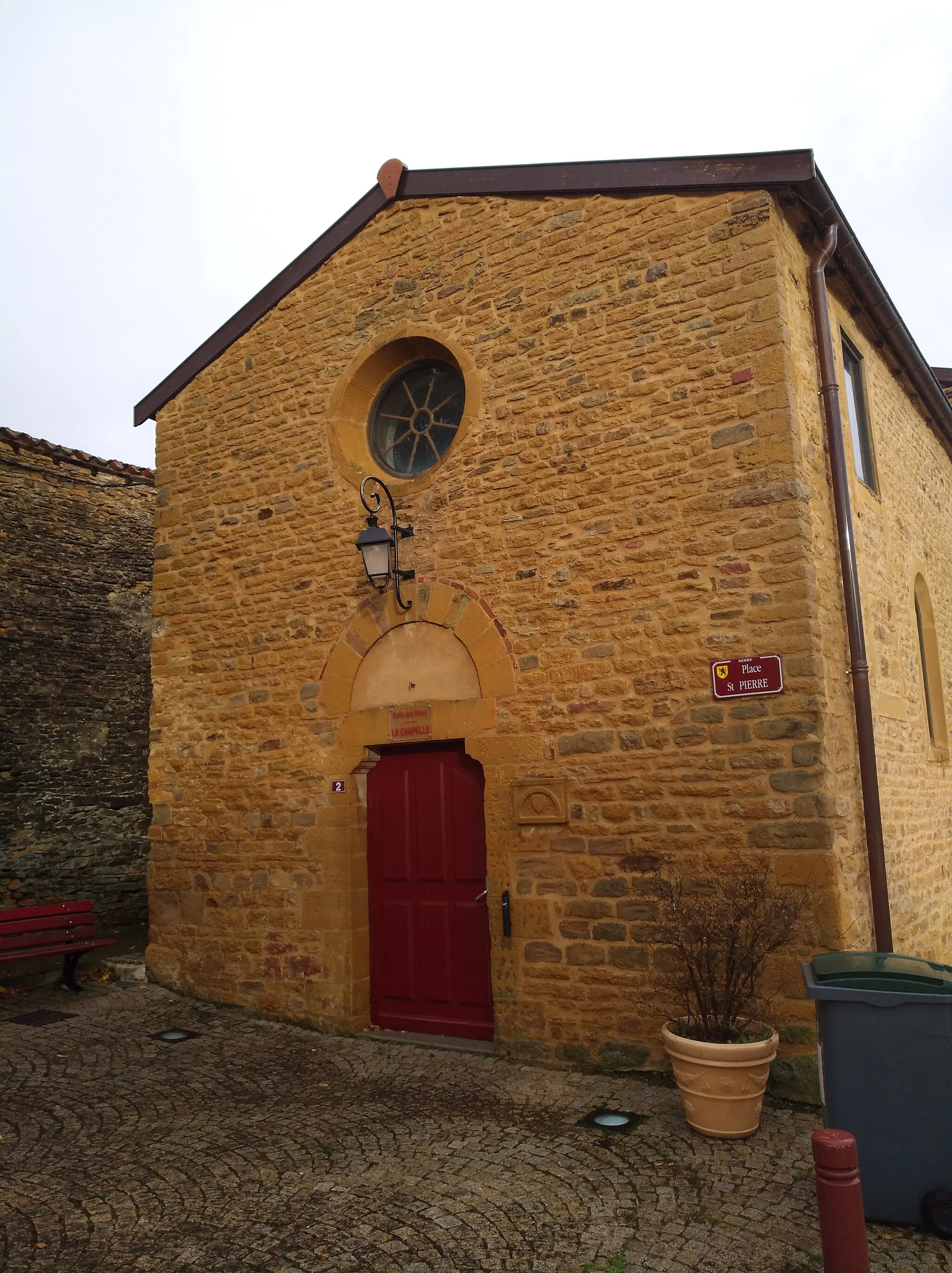 Photo showing: Salle des fêtes de Moiré (Rhône, France), située dans une ancienne chapelle.