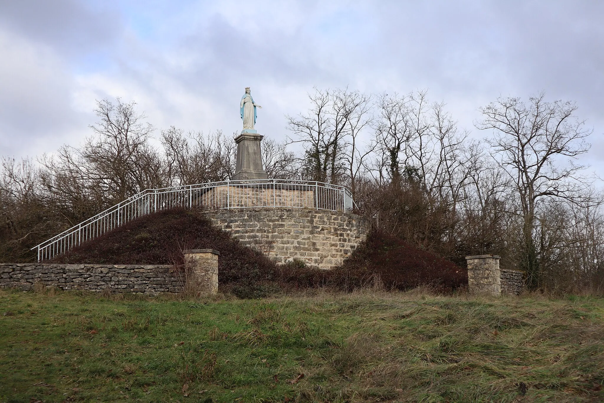 Photo showing: Statue de la Vierge à Gemeaux (21).