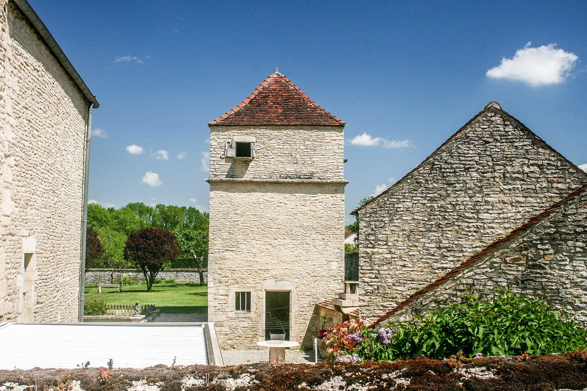 Photo showing: Pigeonnier de l'ancienne maison forte de Villecomte. Côte-d'Or.