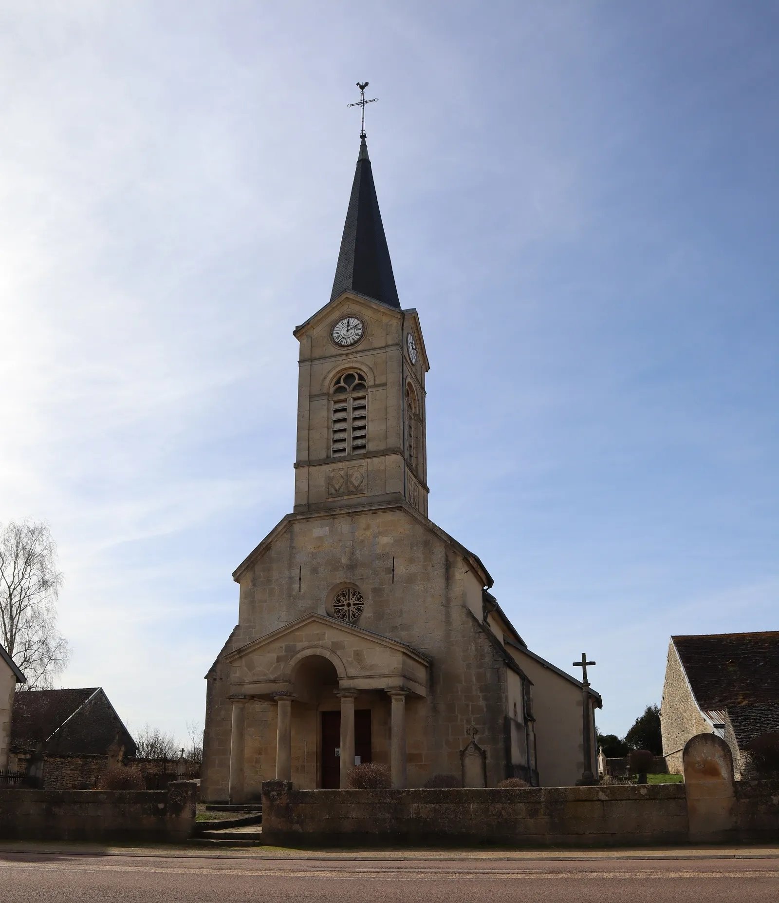 Photo showing: Extérieur de l"église Saint-Louis de Chanceaux (21).