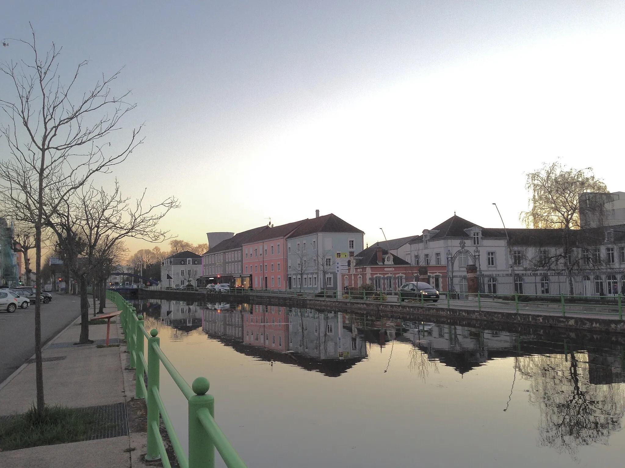 Photo showing: Le canal au centre ville de Montceau-les-Mines