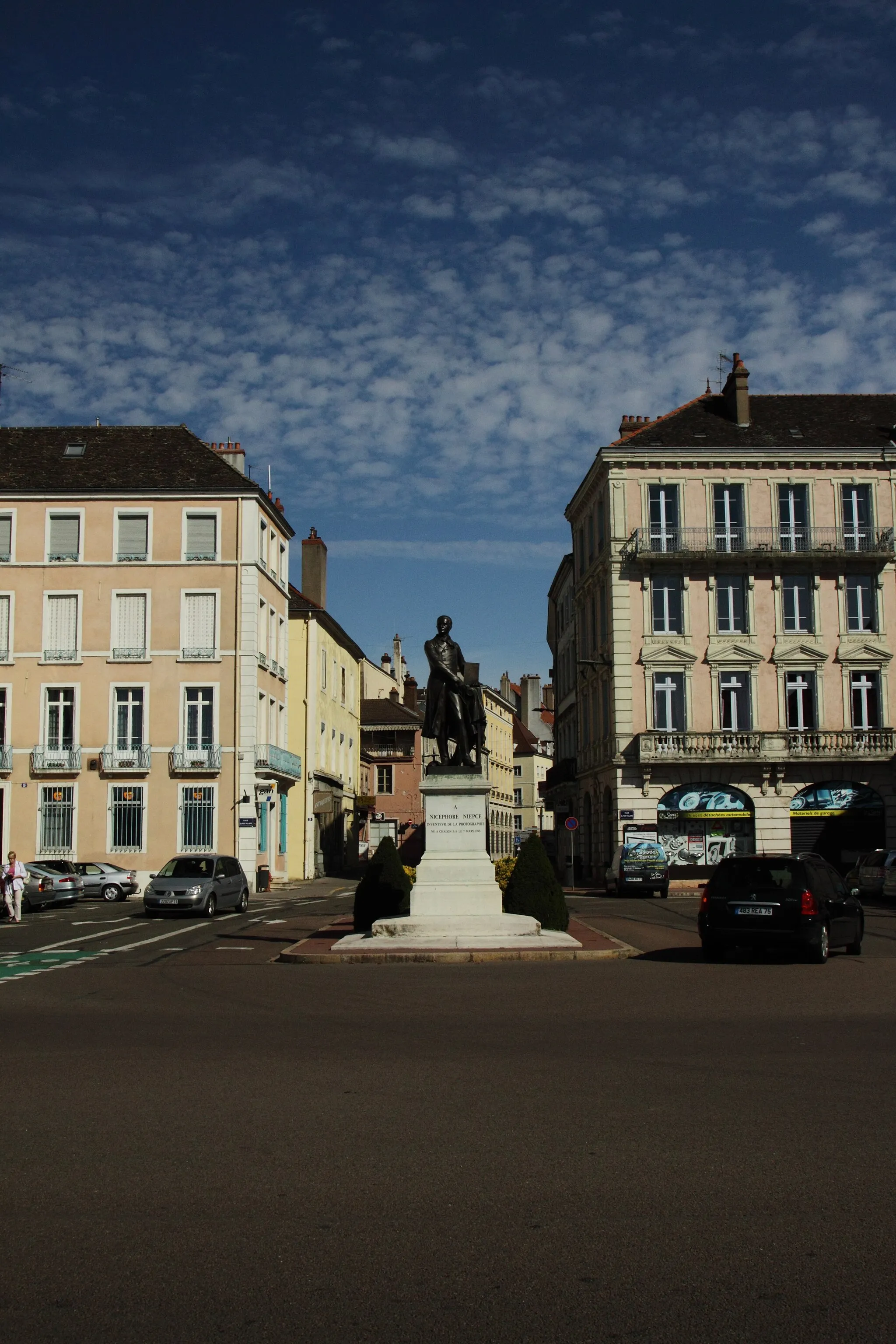 Photo showing: Joseph Nicéphore Niépce, né à Chalon-sur-Saône le 7 mars 1765 et mort à Saint-Loup-de-Varennes le 5 juillet 1833, fut un pionnier de la photographie et l'auteur du tout premier cliché.
Joseph Nicéphore Niépce voit le jour sous le règne de Louis XV, le 7 mars 1765 à Chalon-sur-Saône en Bourgogne, dans ce qu'il est convenu d'appeler une « bonne famille ». Son père est avocat et gérant de biens, conseiller du Roi ; sa mère est la fille d'un célèbre avocat. Très aisée, la famille possède des propriétés dispersées autour de Chalon-sur-Saône lui procurant des revenus élevés.
De 1780 à 1788, ses études aux collèges des Oratoriens à Chalon-sur-Saône, Angers et Troyes font entrevoir pour Joseph une carrière ecclésiastique ; mais il semble que la vocation du jeune homme se soit émoussée. Il renonce à la prêtrise et s'engage dans l'armée révolutionnaire en 1792. Il s'installe à Nice et s'y marie avec Agnés Roméro qui met au monde Isidore en 1796.
Dix ans plus tard, il est de retour en Bourgogne. À trente-six ans, Niépce retrouve donc sa terre natale, sa mère, sa sœur et ses deux frères, Claude, l'aîné, et Bernard. Les années suivantes sont consacrées à la mise en valeur de ses propriétés et à ses inventions : le « pyréolophore » (sorte de moteur marin à explosion) qui, bien que jamais commercialisé apporte une notoriété nationale à ses talents d'inventeur, partagée avec Claude. Il y a également un projet de machine hydraulique de Marly, la culture du pastel dont le développement est favorisé par le blocus continental.
Tous ces travaux, l'état de guerre permanent (nous sommes maintenant sous le premier Empire), le renchérissement de toutes choses amènent leur cortège de difficultés financières et Niépce contracte le premier d'une longue série d'emprunts.
1816 est l'année des premières recherches « héliographiques », menées conjointement à celles du pyréolophore. Fin 1817, Claude part en Angleterre tenter de vendre leur moteur et continuer ses propres travaux sur le « mouvement perpétuel ». La correspondance des deux frères durant les onze années suivantes sera un véritable almanach de l'avancement des recherches et des premiers succès photographiques. En 1824, enfin, Nicéphore peut écrire à son frère : « La réussite est complète ».

Hélas la situation de la famille est catastrophique : les dettes s'élèvent à 1 800 000 francs (équivalent 1987) et on songe sérieusement à vendre des propriétés pour rembourser des créanciers devenus impatients.