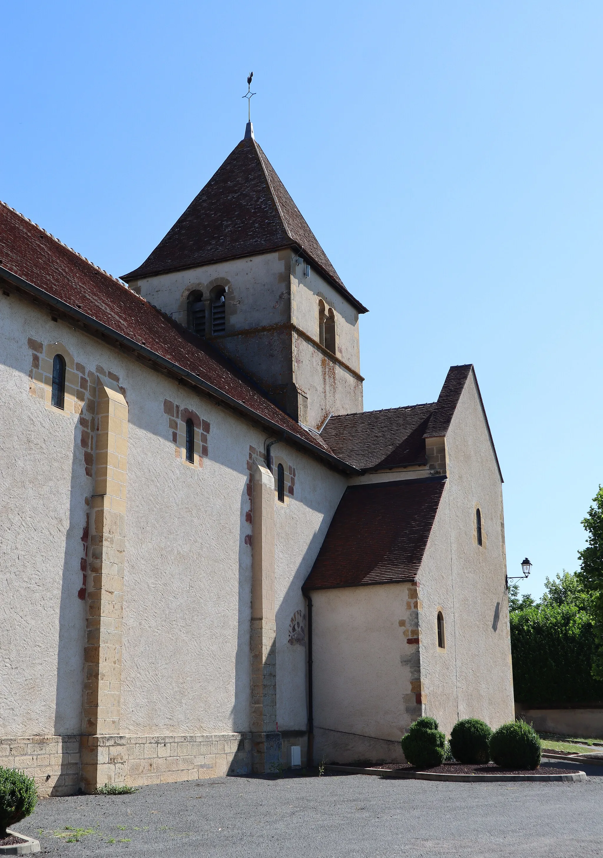 Photo showing: Extérieur de l'église Saint-Pierre de Cercy-la-Tour (58).