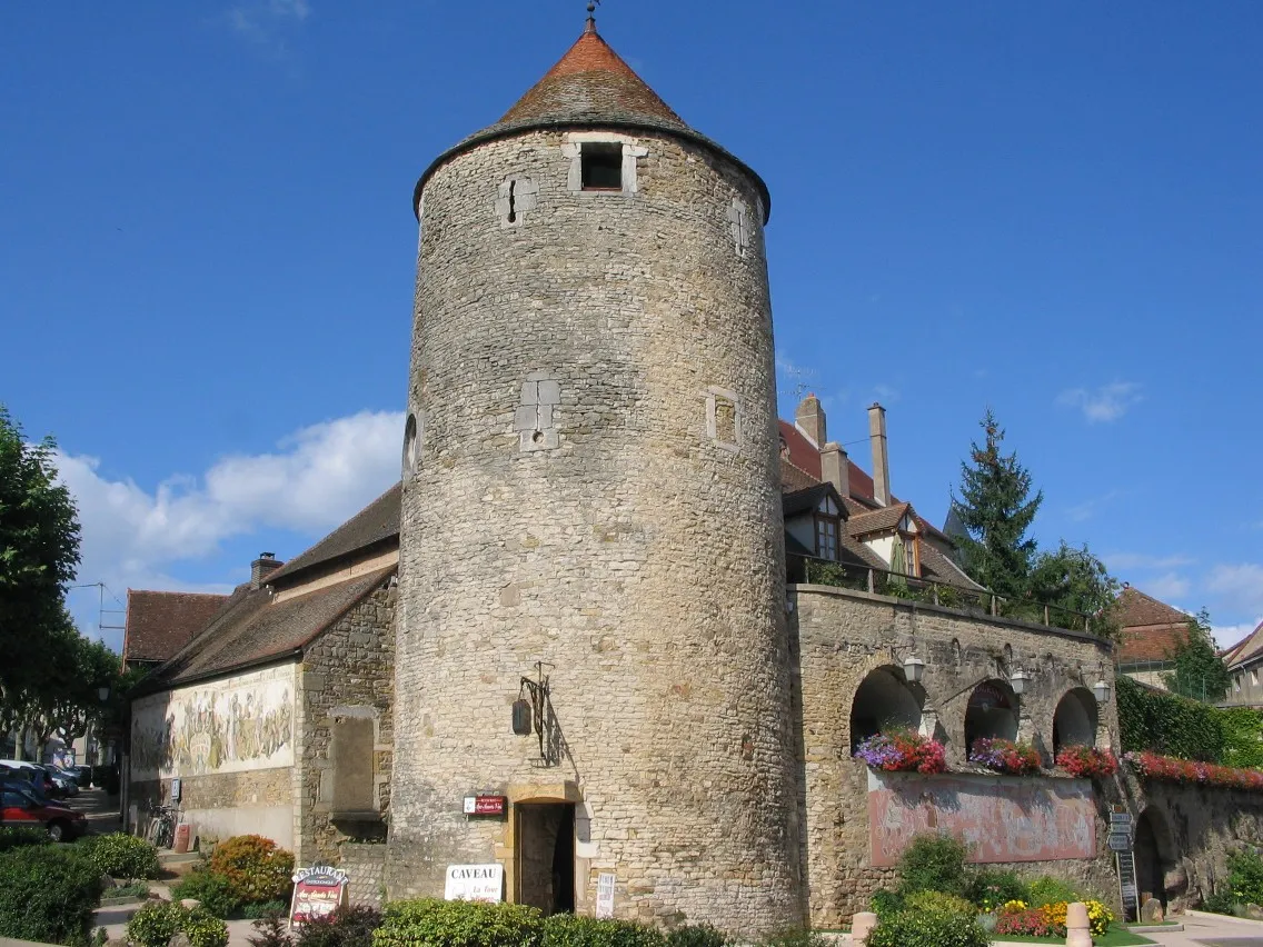 Photo showing: Vestige de l'enceinte médiévale aménagée à partir du XIIe s., la Tour Rouge de Buxy, Saône et Loire, a toujours une vocation défensive de nos jours... celle du patrimoine et la gastronomie des lieux, emmenés par de prestigieux vins !