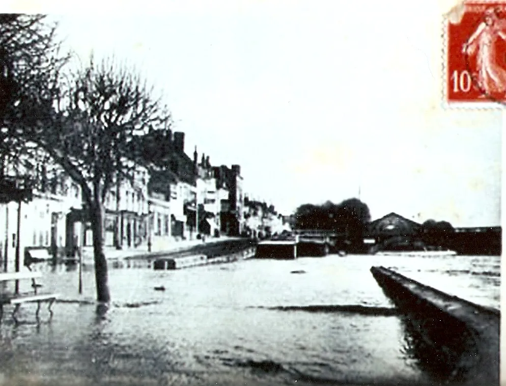 Photo showing: Il s'agit d'une carte postale 
de l'Yonne en crue au port au vin à Joigny (Yonne) France